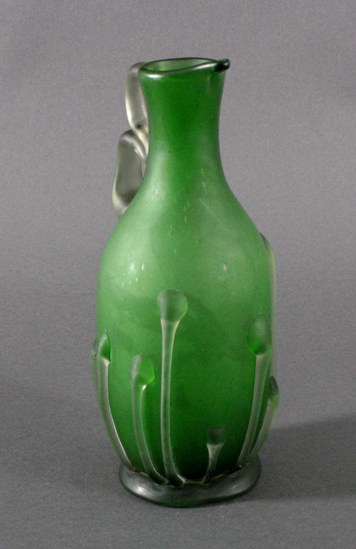 GlaskaraffeFarbloses dickwandiges mattiertes Glas, mit grünem Innenfangund aufgesetzte henkel und - Bild 2 aus 3