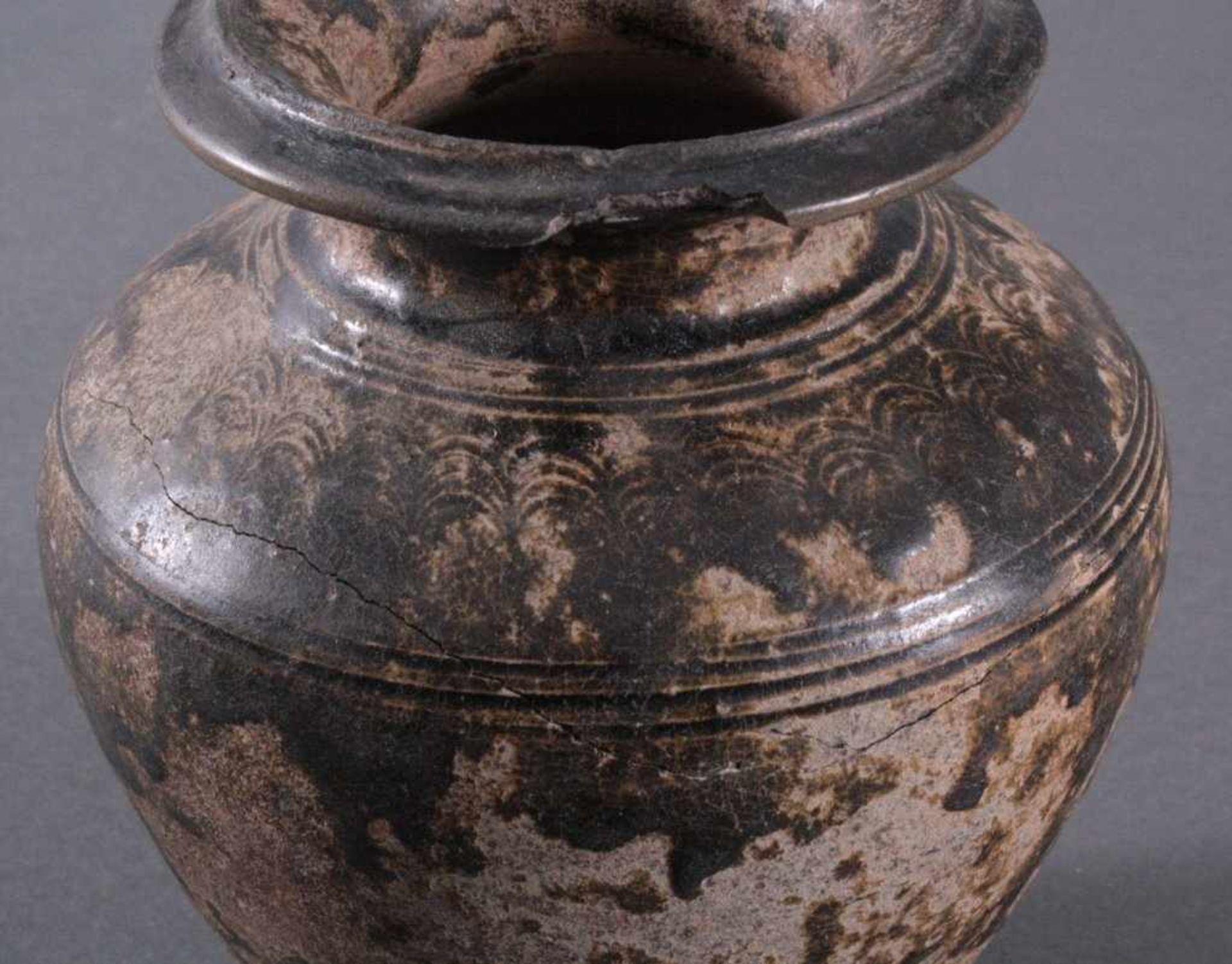 Balustervase, Angkor-Periode 12./13. Jh.Kambodscha, Ton mit dunkler Glasur, Rillen- und Ritzdekor, - Bild 5 aus 6