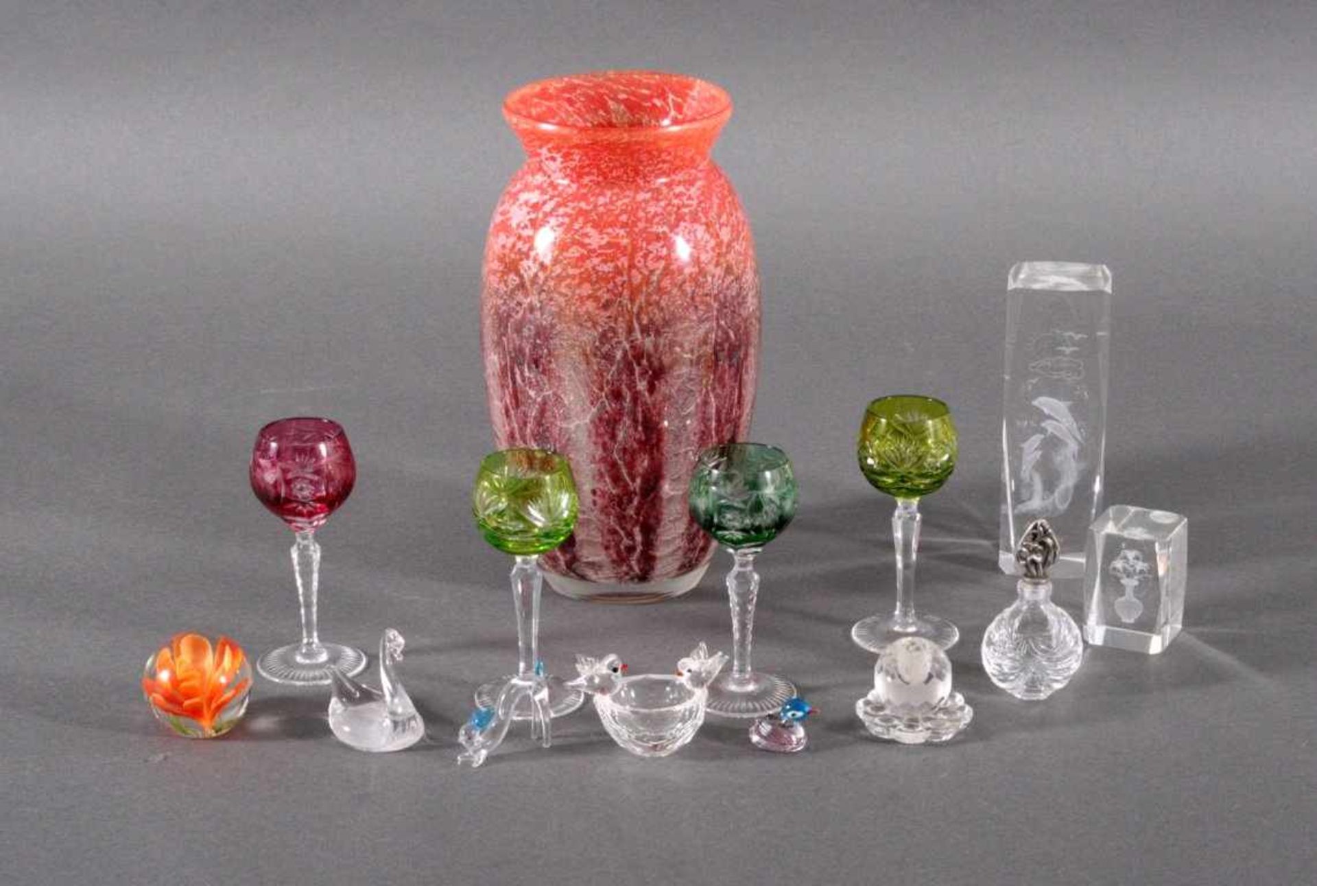 Glas Konvolut, 13-teilig1 Vase WMF, Klarglas, in verschiedenen Rottönen,Gebrauchsspuren auf der