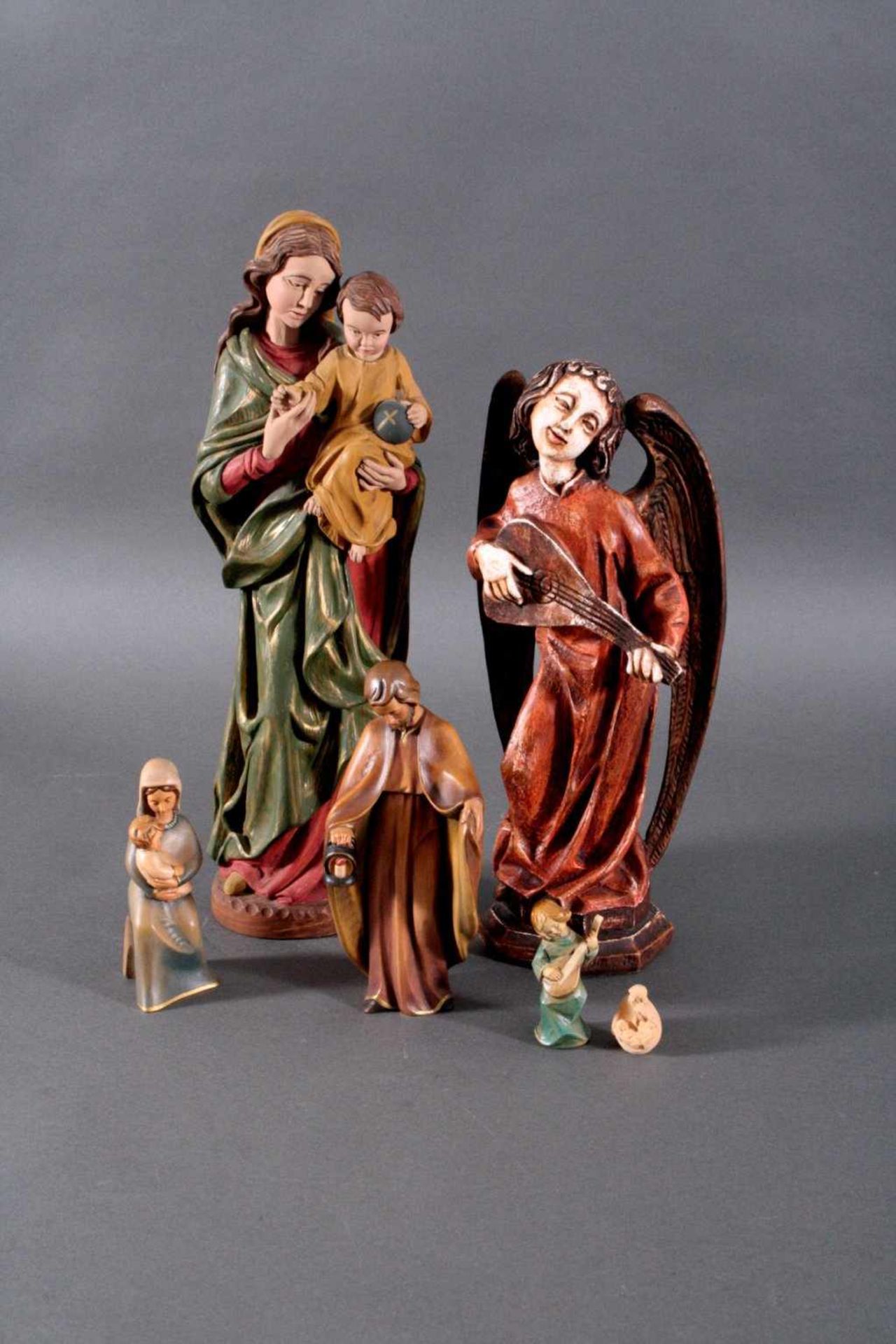Religiöse Holzfiguren6 Holzfiguren, dabei eine Madonnenstatue mit Jesuskind, einmusizierender Engel,