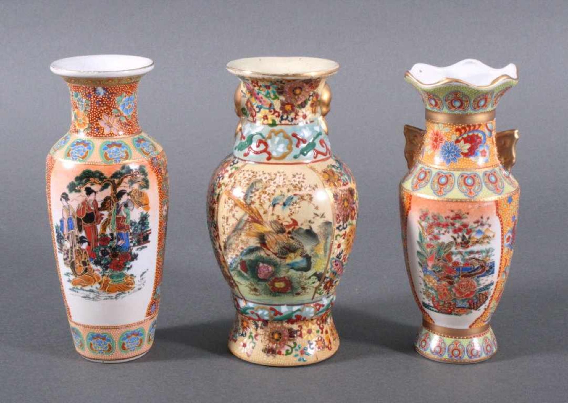 3 asiatische VasenPolychrom bemalt mit Alltasgszene und Tieren, Goldstaffagen,ohne Marke auf der