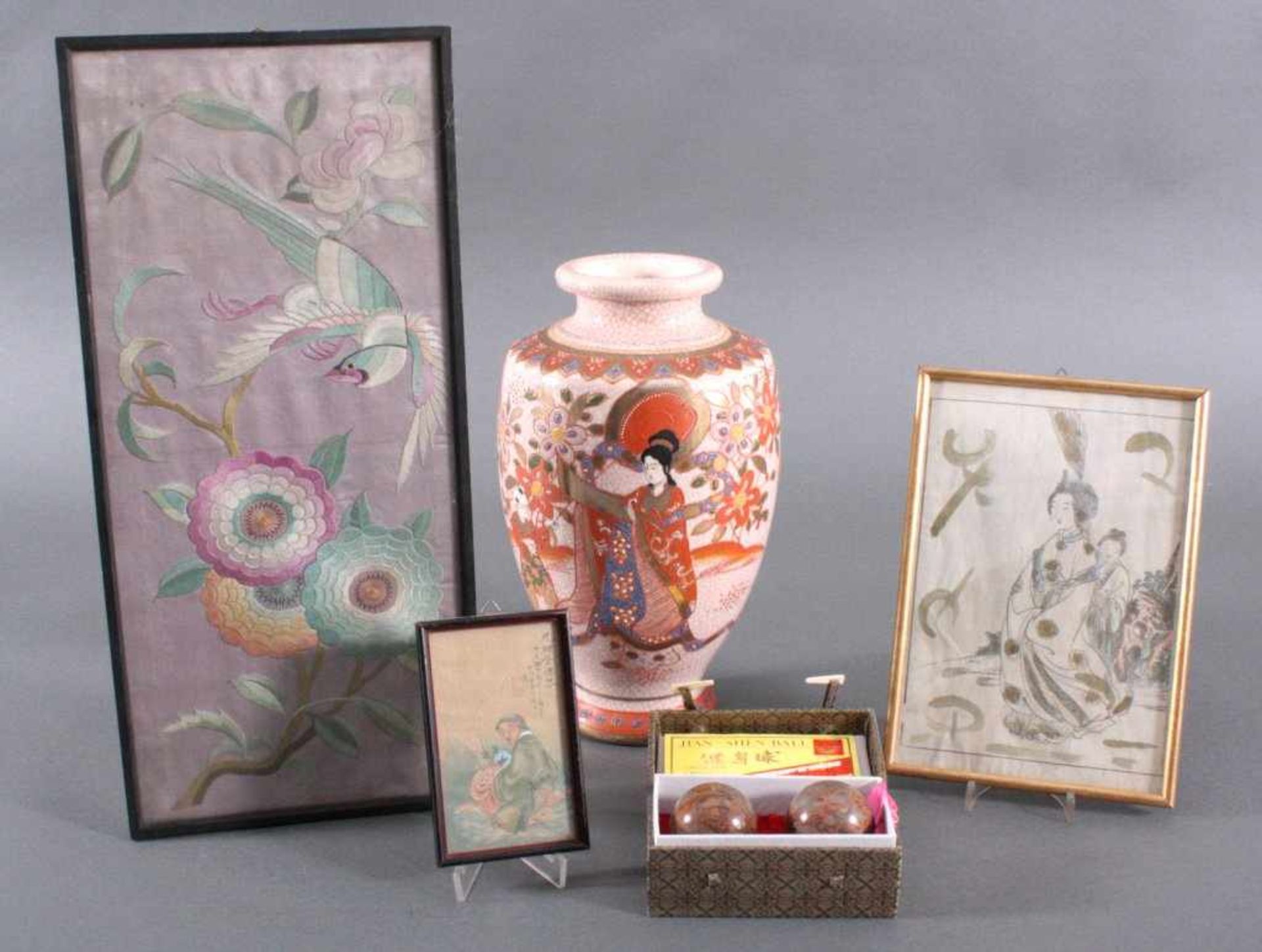 Konvolut Asiatika2 Jian Shen Balls, in OVP.1 Vase, mit Blumen, Personen und einem Haus bemalt,