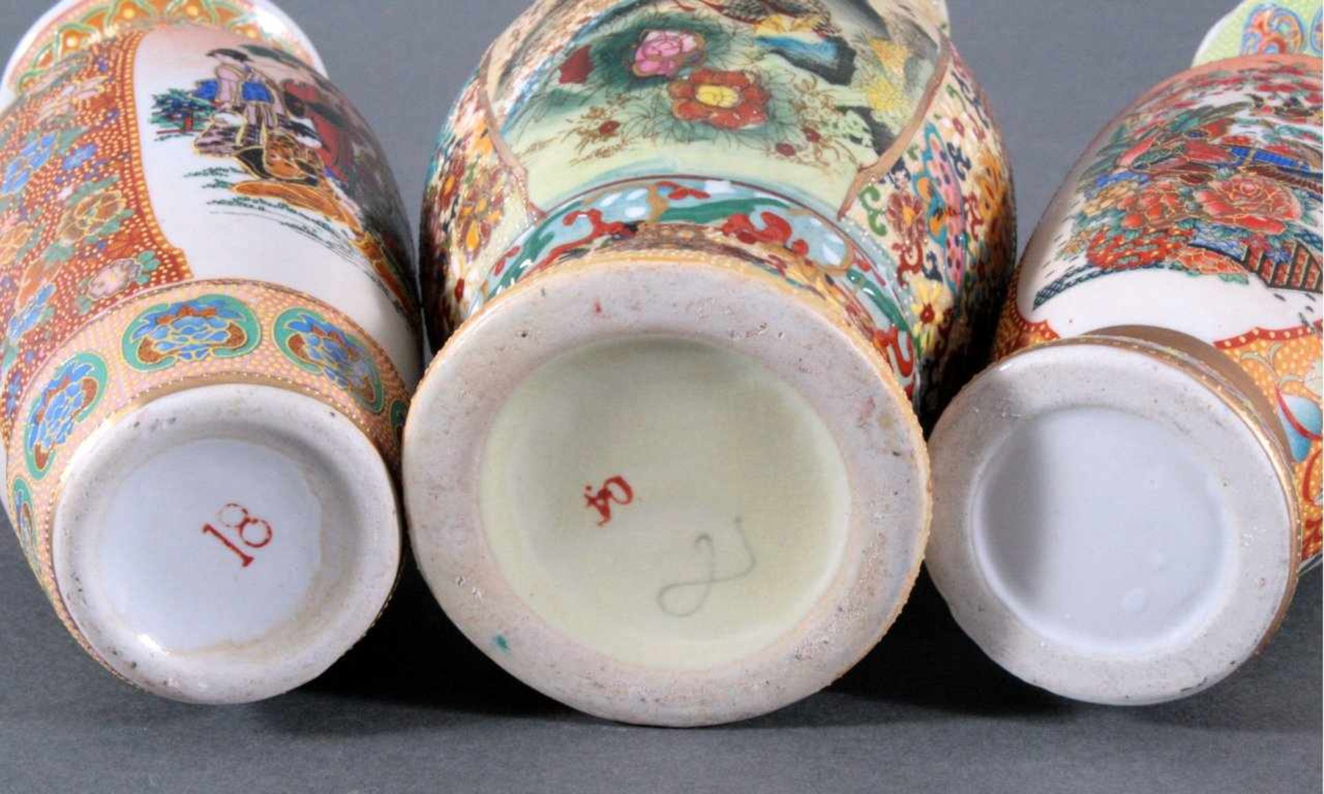 3 asiatische VasenPolychrom bemalt mit Alltasgszene und Tieren, Goldstaffagen,ohne Marke auf der - Bild 2 aus 2