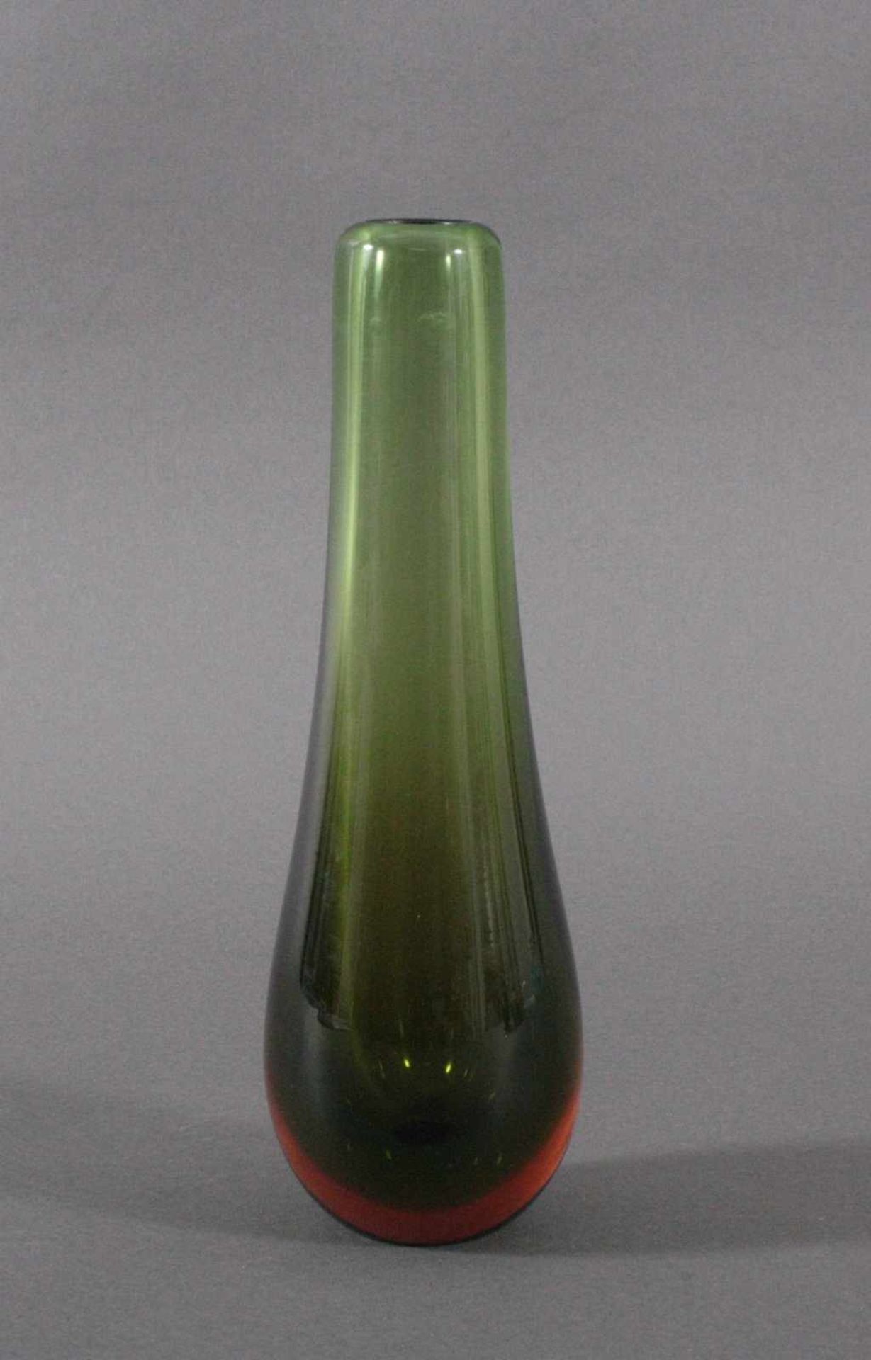 Glasvase, wohl MuranoKlarglas grün überfangen, Boden mit Rotschimmer, sehrschwer, kleiner Chip an