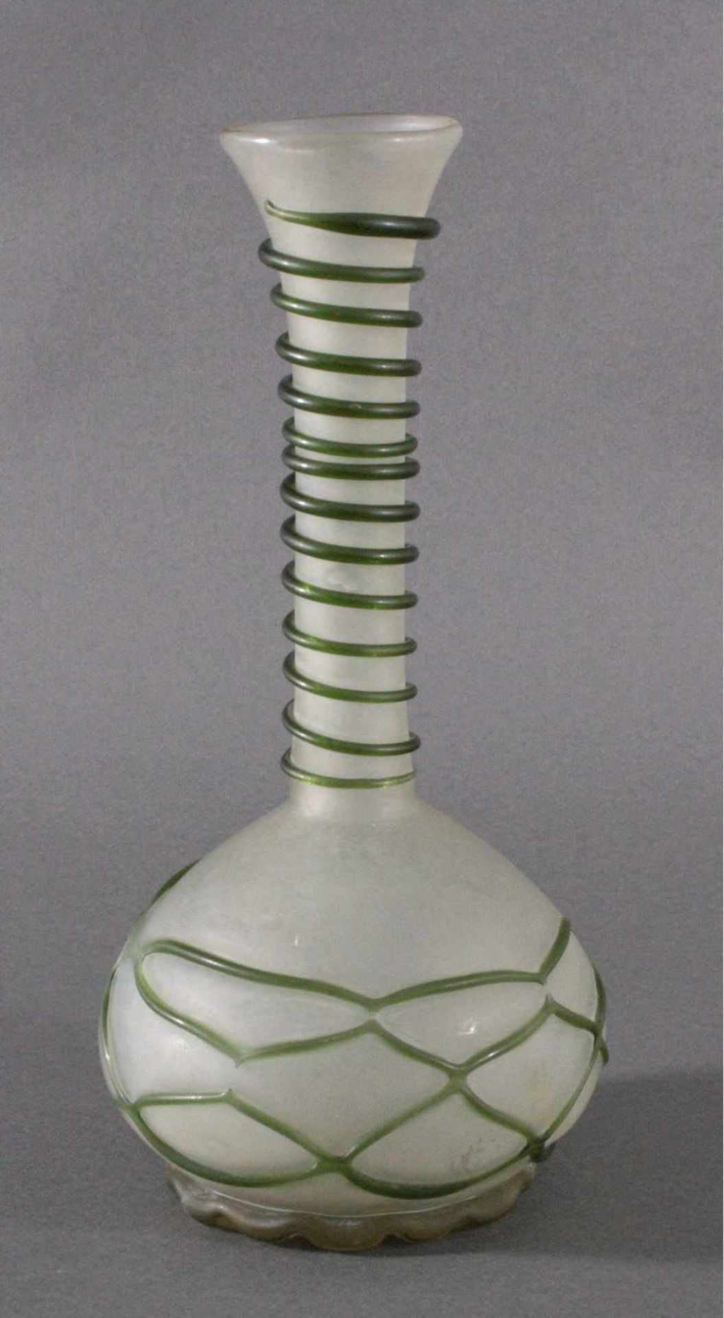 Große Vase Böhmen mit Glasspiralefarbloses Glas, bauchiger Korpus mit langem schlanken Hals,spiralig