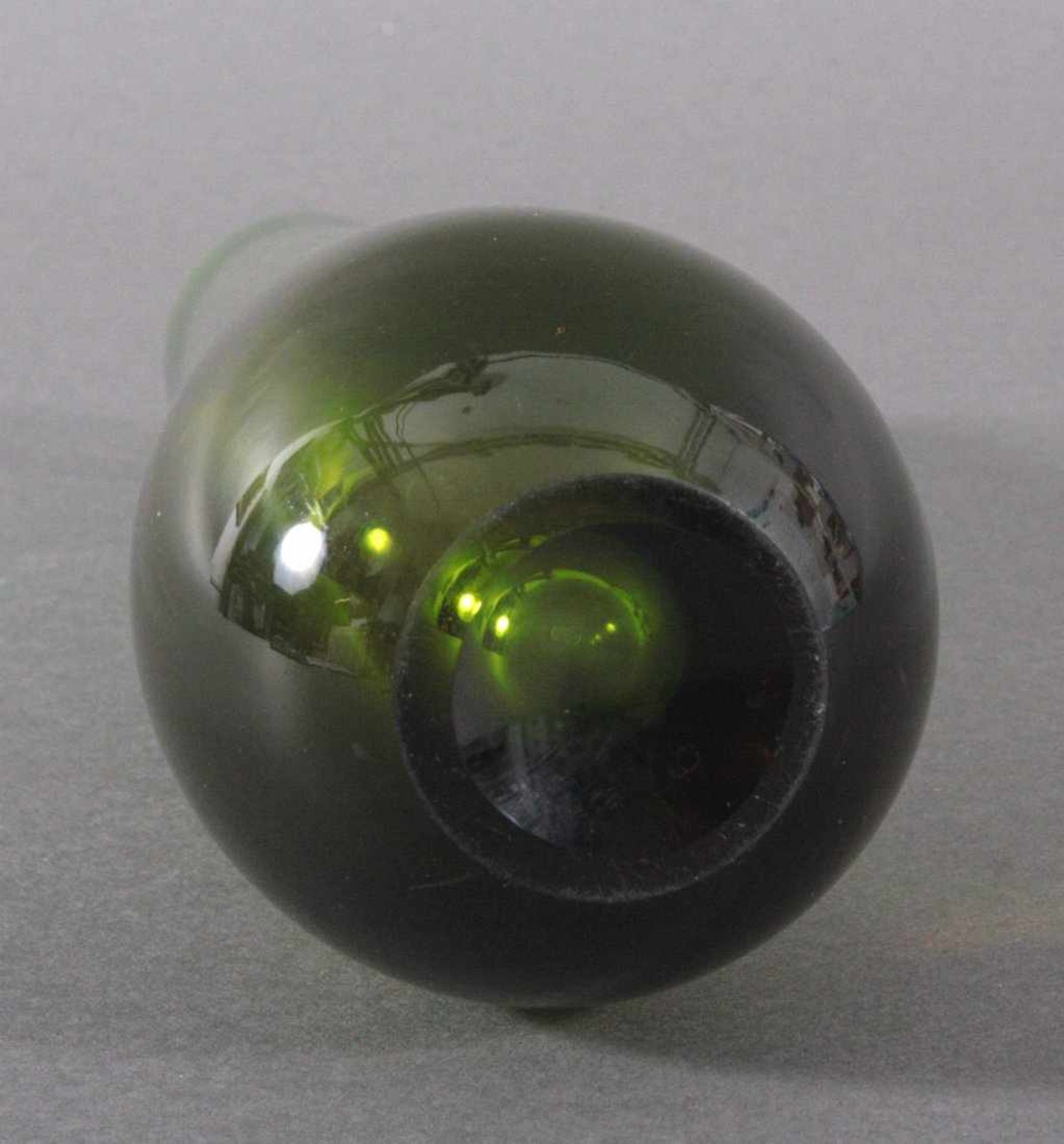 Glasvase, wohl MuranoKlarglas grün überfangen, Boden mit Rotschimmer, sehrschwer, kleiner Chip an - Bild 2 aus 3