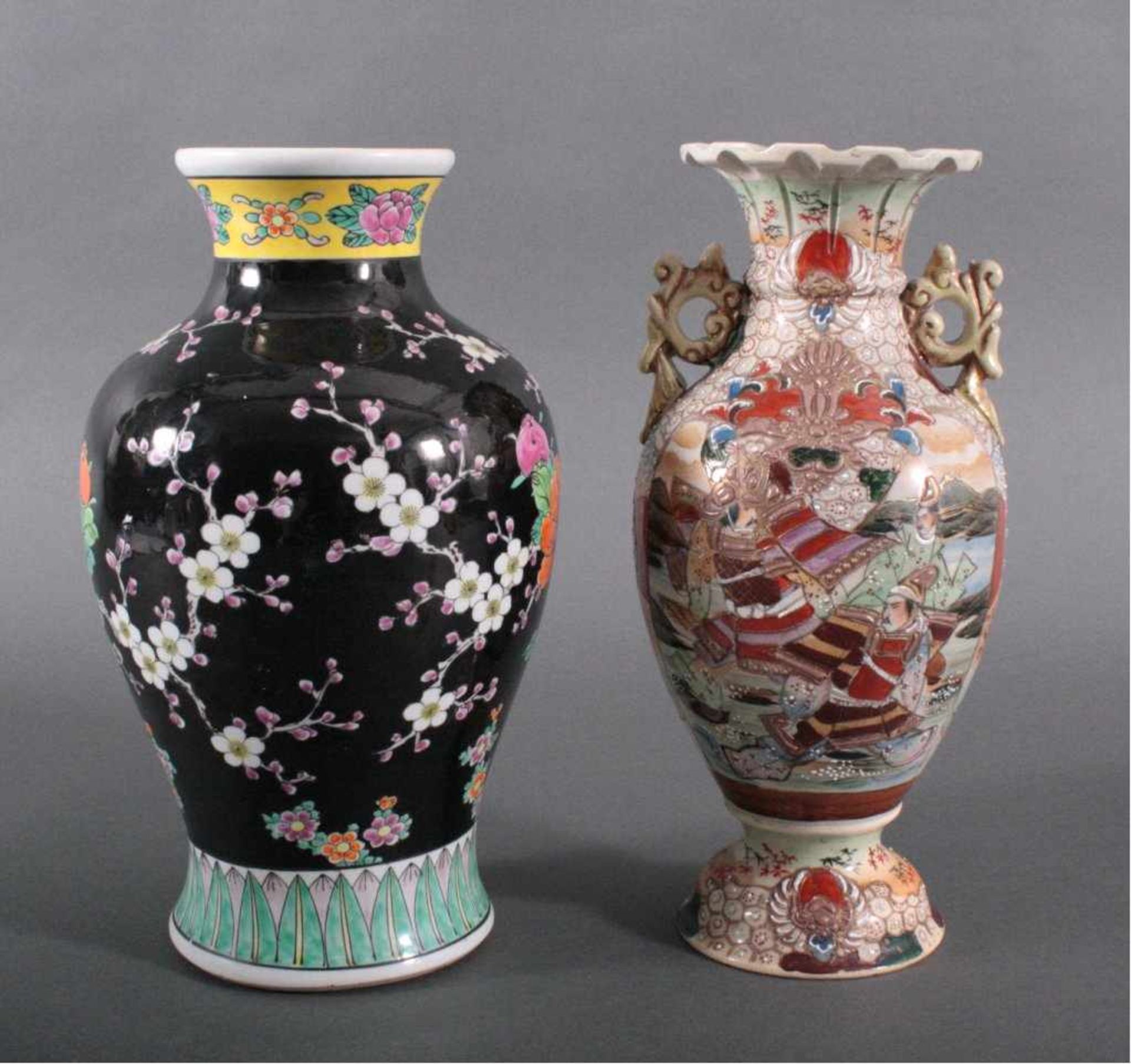 2 Japanische Vasen, 20 Jh.1x polychrome figürliche und florale Darstellungen aufhellem Grund, in - Bild 2 aus 3