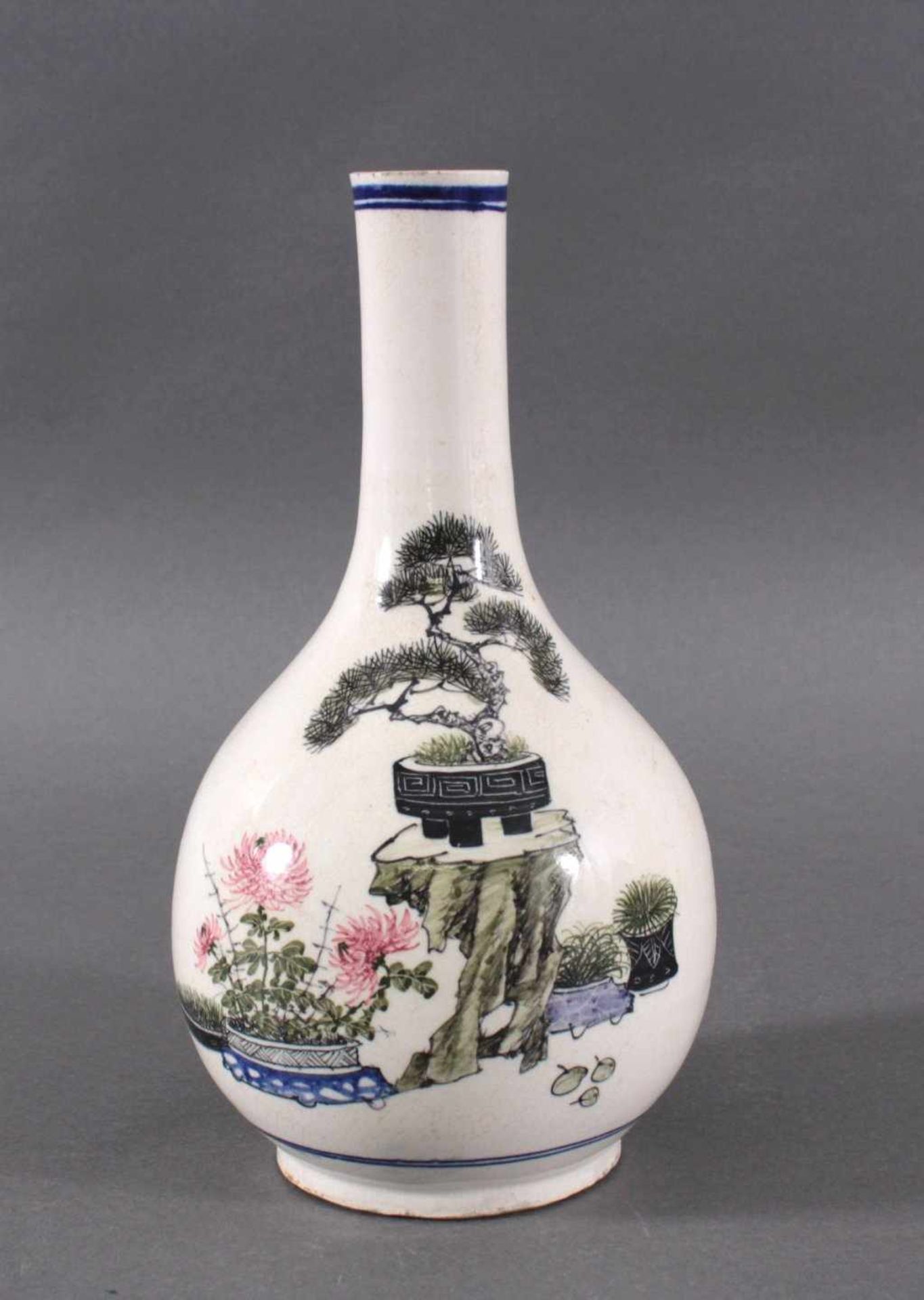 Chinesische Fayence-Vase um 1900Birnenförmige Vase, Polychrome Blumenbemalung, auf derUnterseite