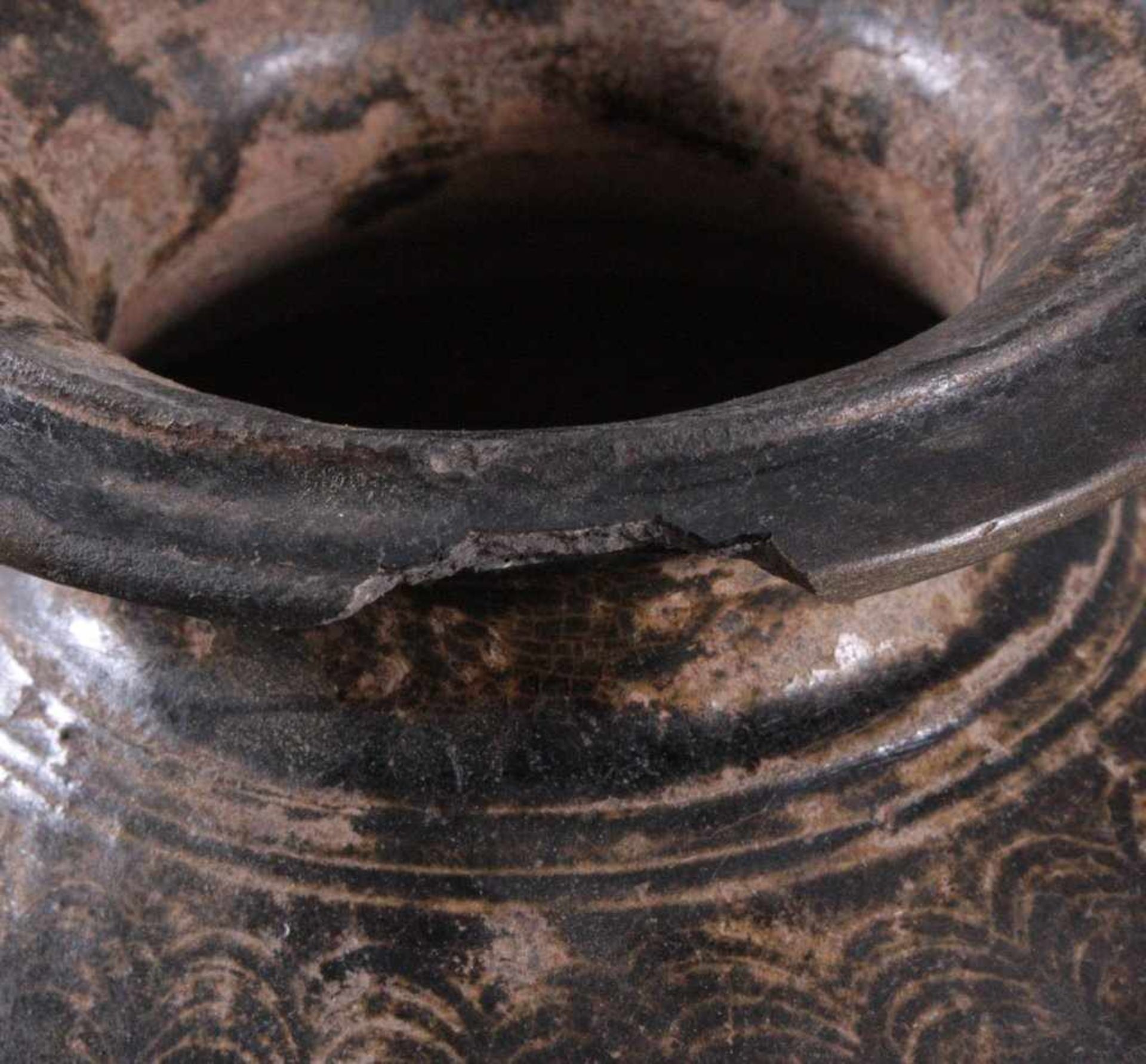 Balustervase, Angkor-Periode 12./13. Jh.Kambodscha, Ton mit dunkler Glasur, Rillen- und Ritzdekor, - Bild 4 aus 6