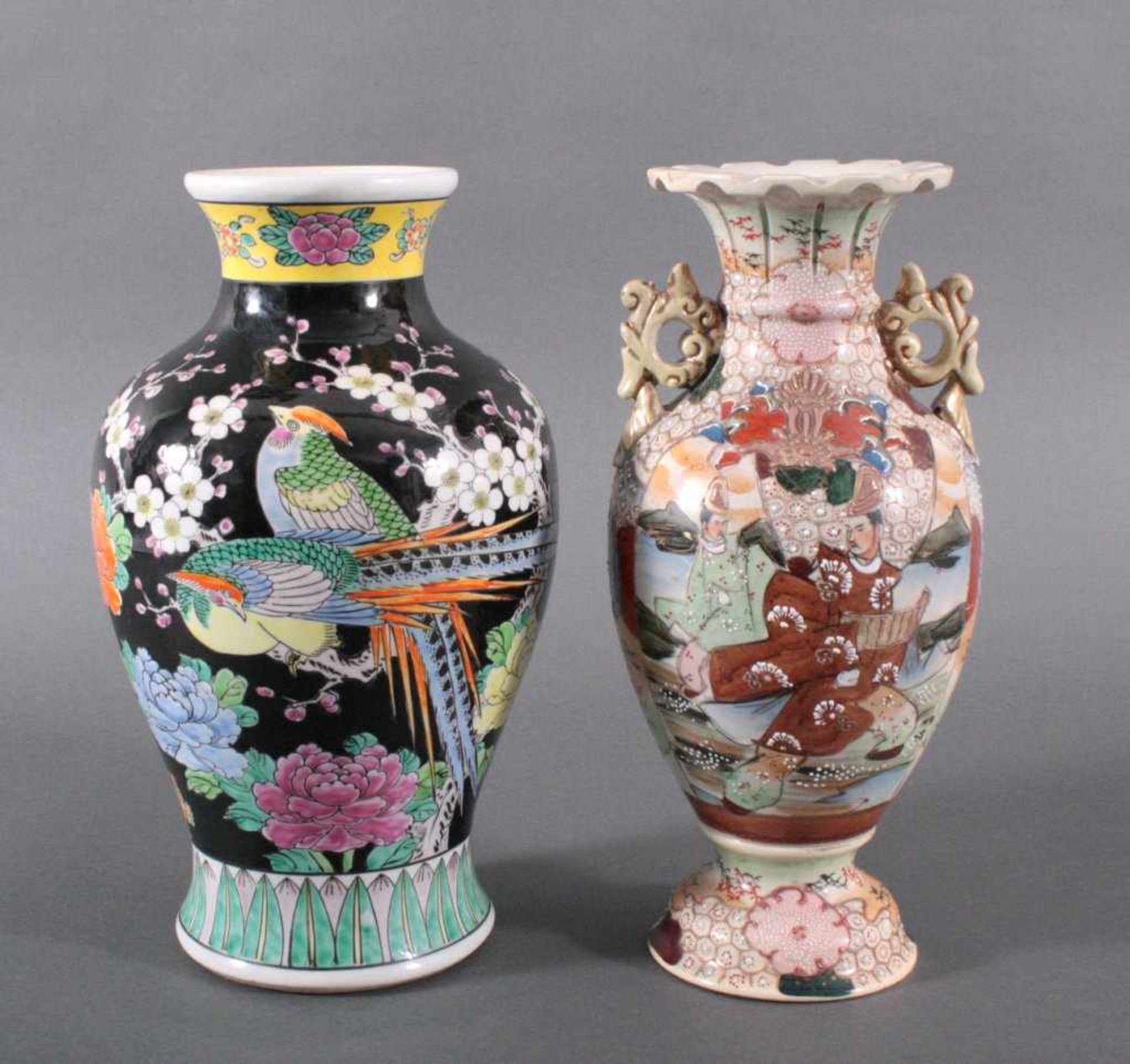 2 Japanische Vasen, 20 Jh.1x polychrome figürliche und florale Darstellungen aufhellem Grund, in