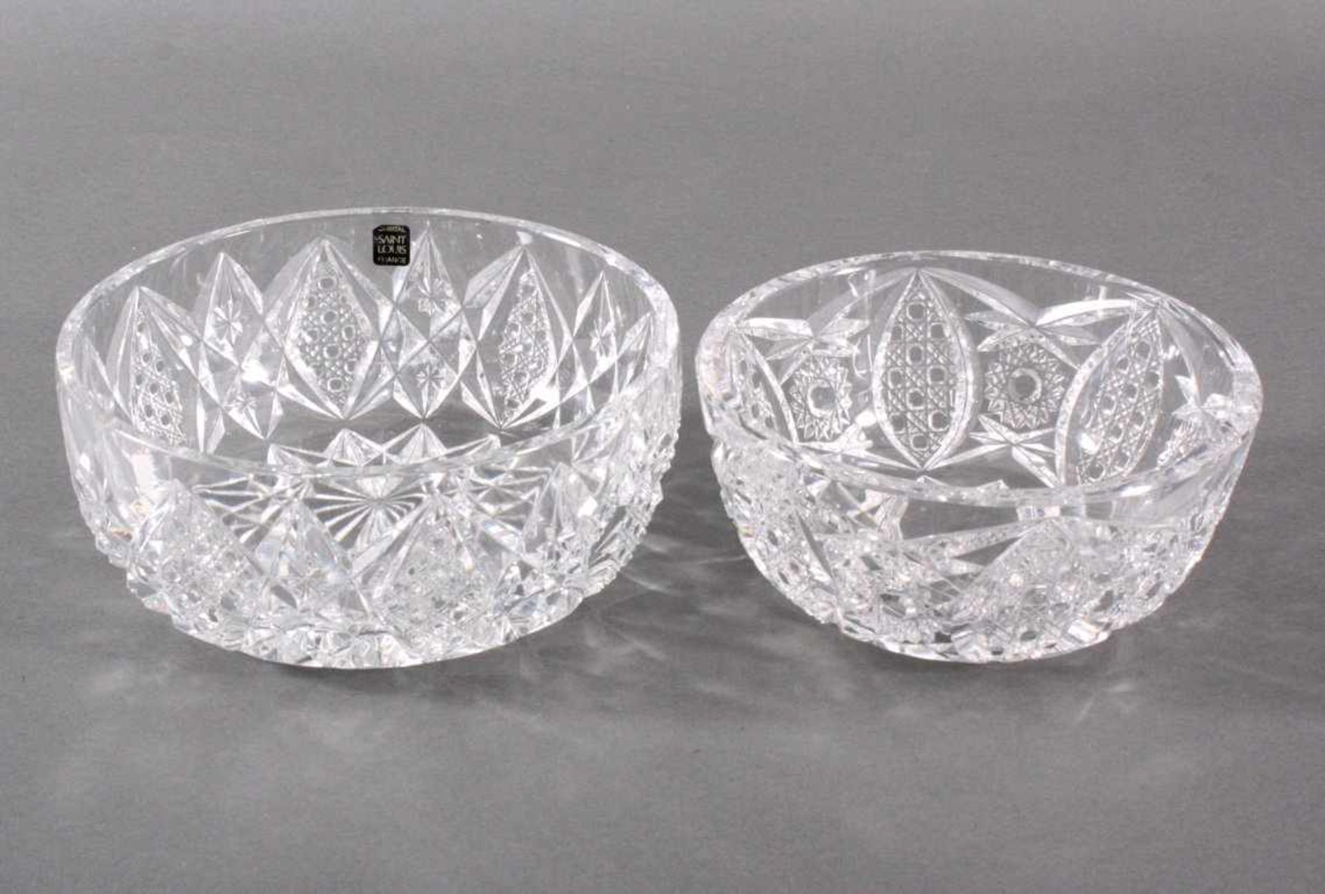 Saint Louis, Anbietschalen, 2 StückKristallglas, geschliffen, facettiert, ca. D-22 cm, H-9,7cm und