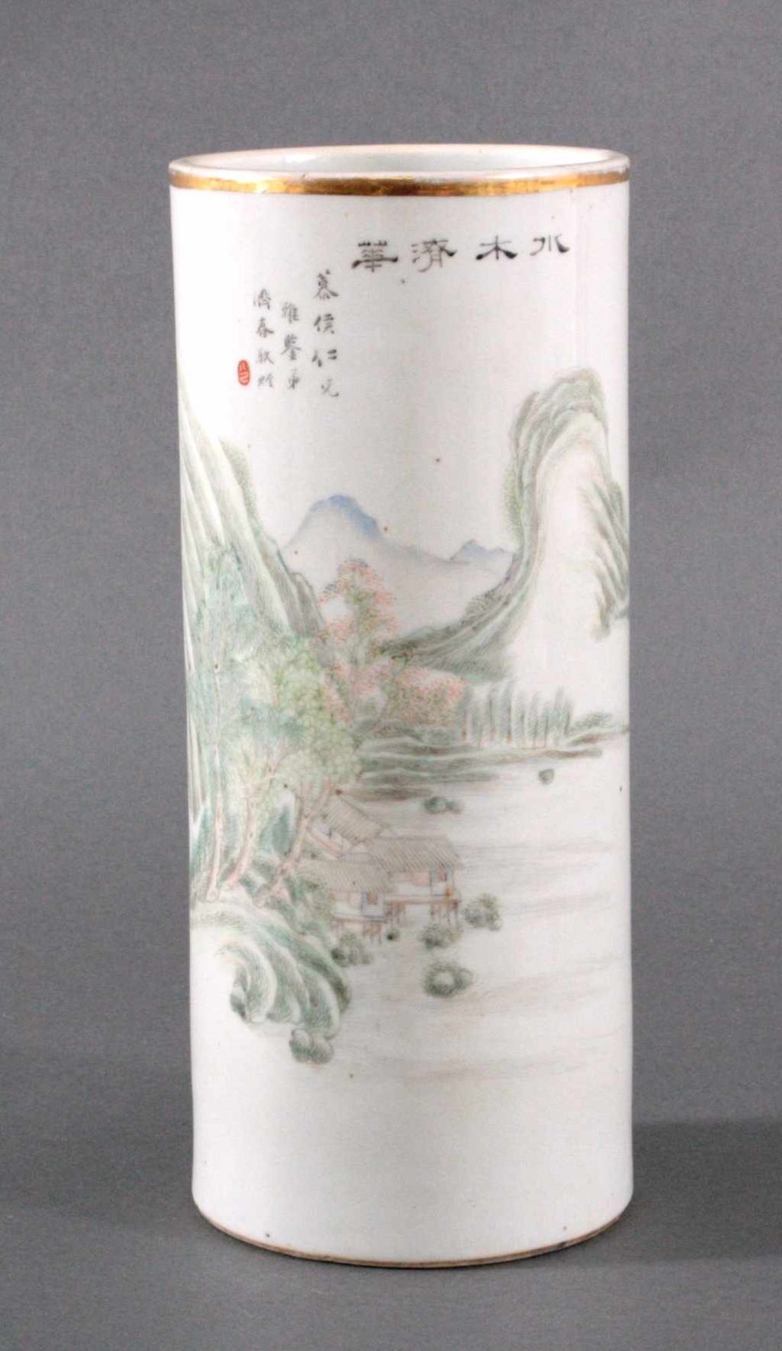 Zylindervase/Hutständer, China Quing-DynastiePorzellan. Umlaufend Polychromes Landschaftsdekor