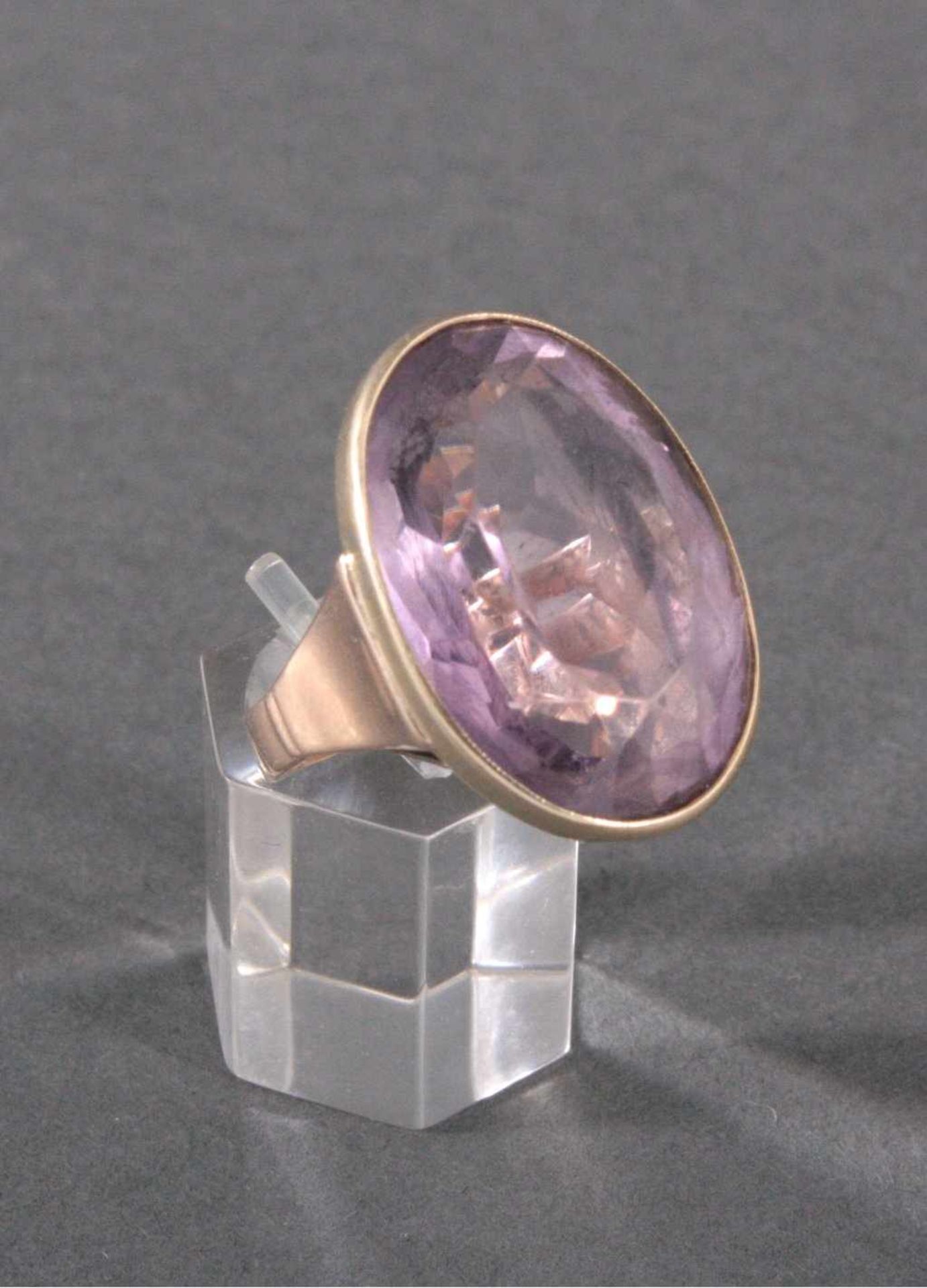 Damenring mit Amethyst585/000 Gelb Gold, der Kopf ausgefasst mit ovalem,facettierten Amethyst von