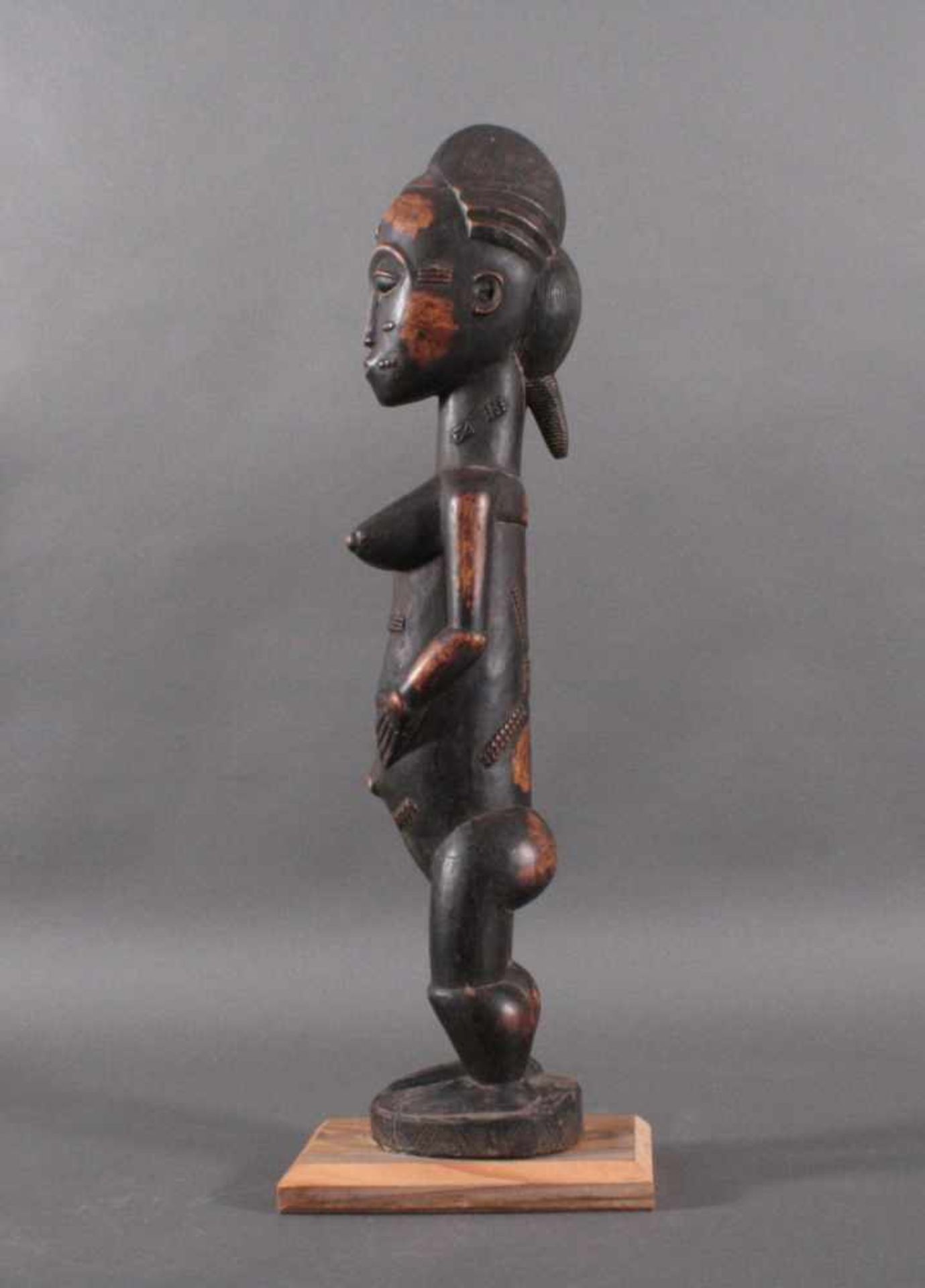 Figur der Baule, Elfenbeinküste 1. Hälfte 20. Jh.Anthropomorphe stehende Figur eines Asie-usu- - Image 4 of 4