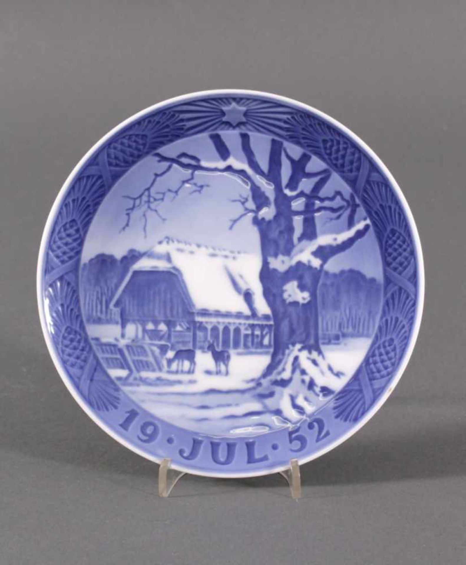 Weihnachtsteller Royal Copenhagen von 1952"Futterhaus im Tiergarten", D- 18,5 cm