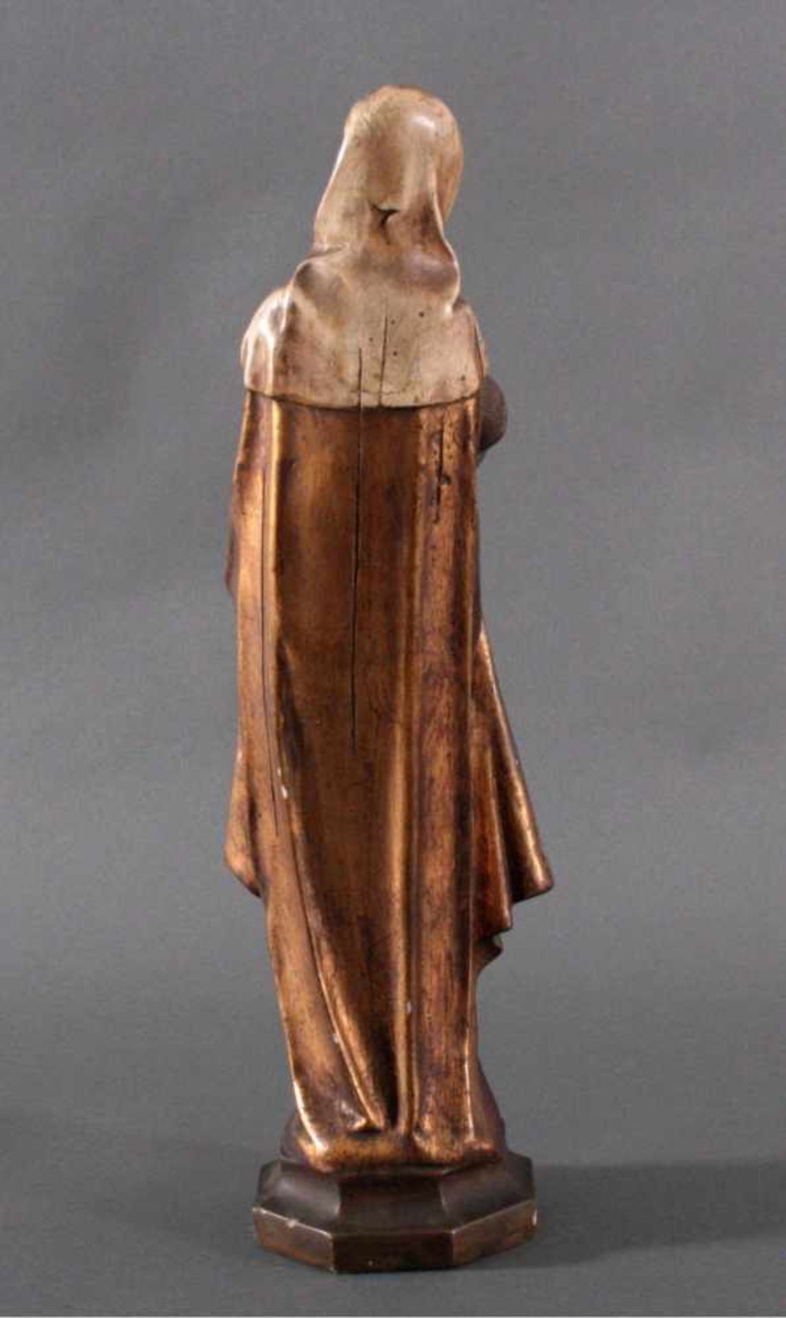 Betende Heilige Anna, Schwanger, 20. Jh.Gipsfigur. Auf Rundsockel die stehende Heiligenfigur, - Bild 3 aus 4