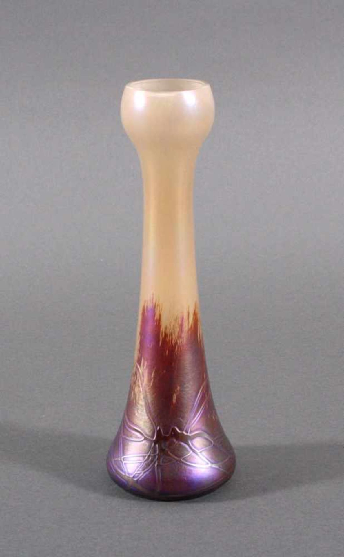 Glasvase im Stil des JugendstilHoher Hals mit tulpenförmiger Öffnung, irisierendes Glas,milchig