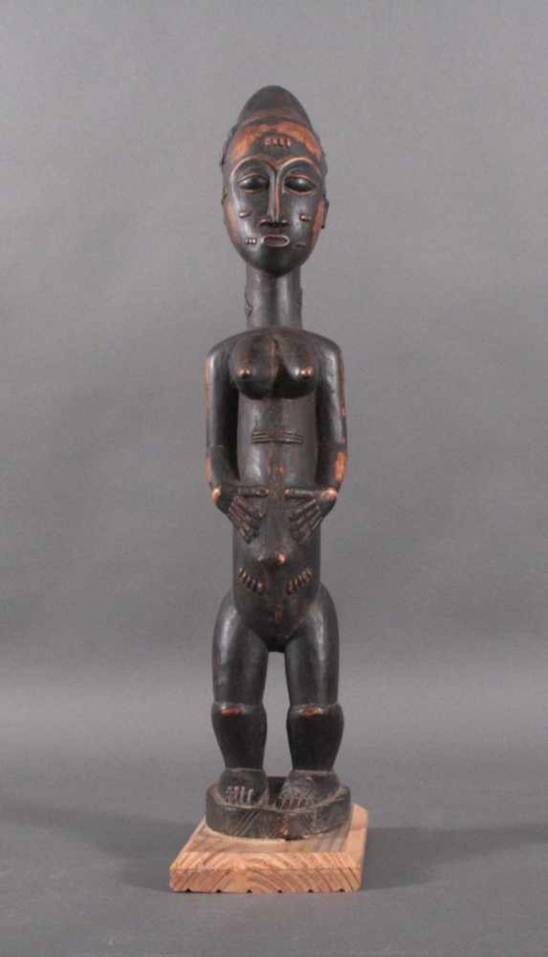 Figur der Baule, Elfenbeinküste 1. Hälfte 20. Jh.Anthropomorphe stehende Figur eines Asie-usu-