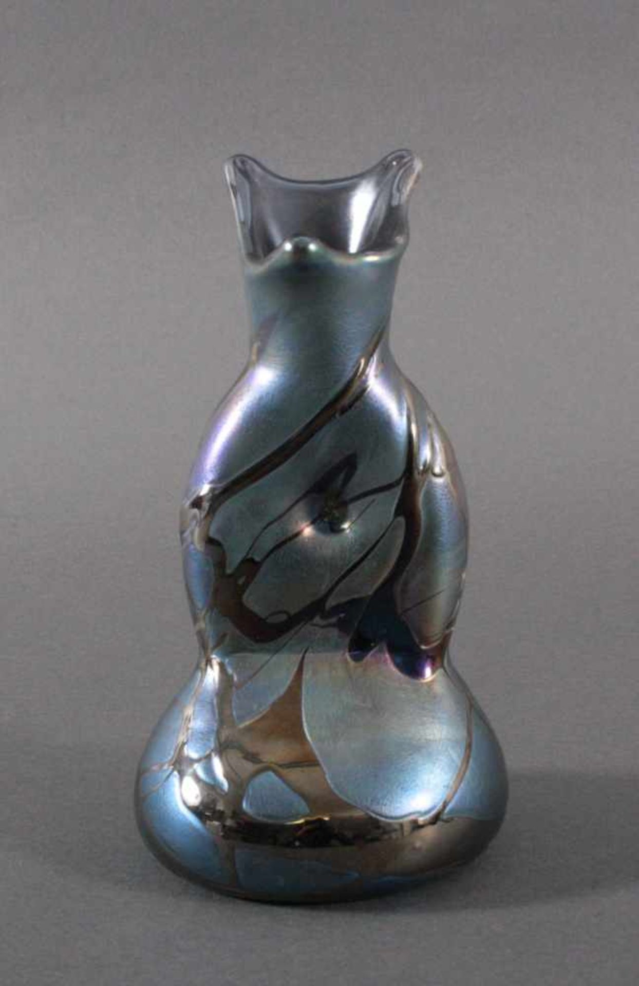Jugendstil VaseGeschwungene Form. Mundgeblasen, schillernd, irisierend,mit Abriss. Farben: Blau -