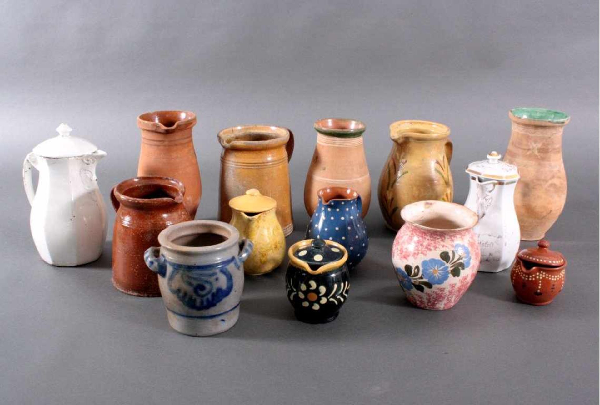 Konvolut Ton- und Keramikgefäße14 Teile, teilweise mit Deckel, dabei auch ein Blautopf.Milchkannen