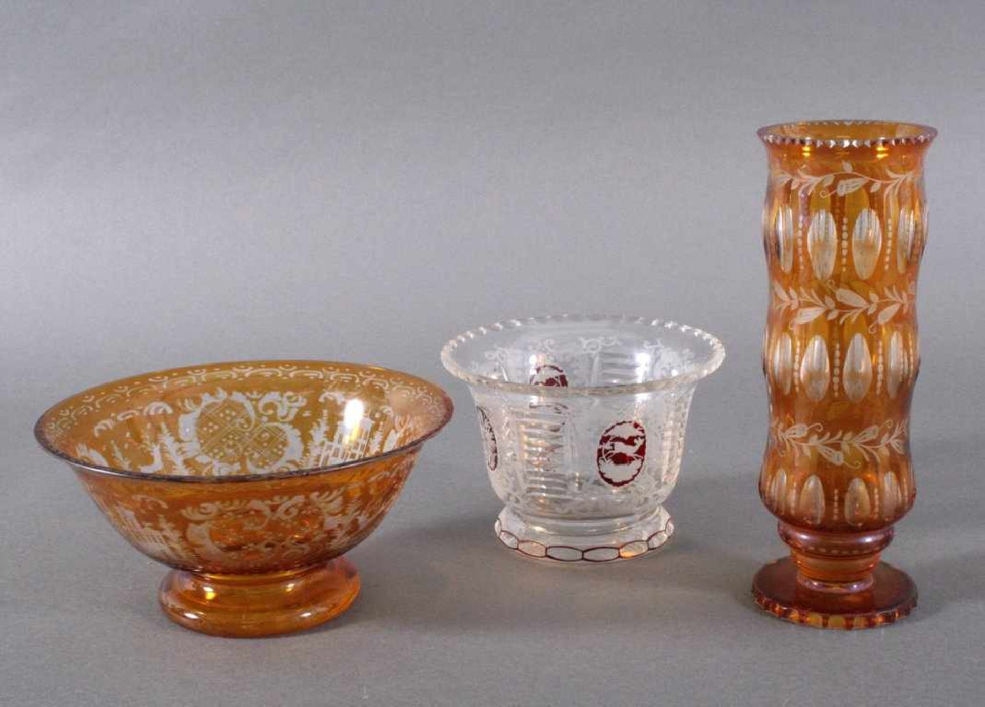 3 Teile Glas1 Anbietschale, runde Form mit umlaufender Gravur, ca. Höhe12, D. 16 cm.1 Vase und