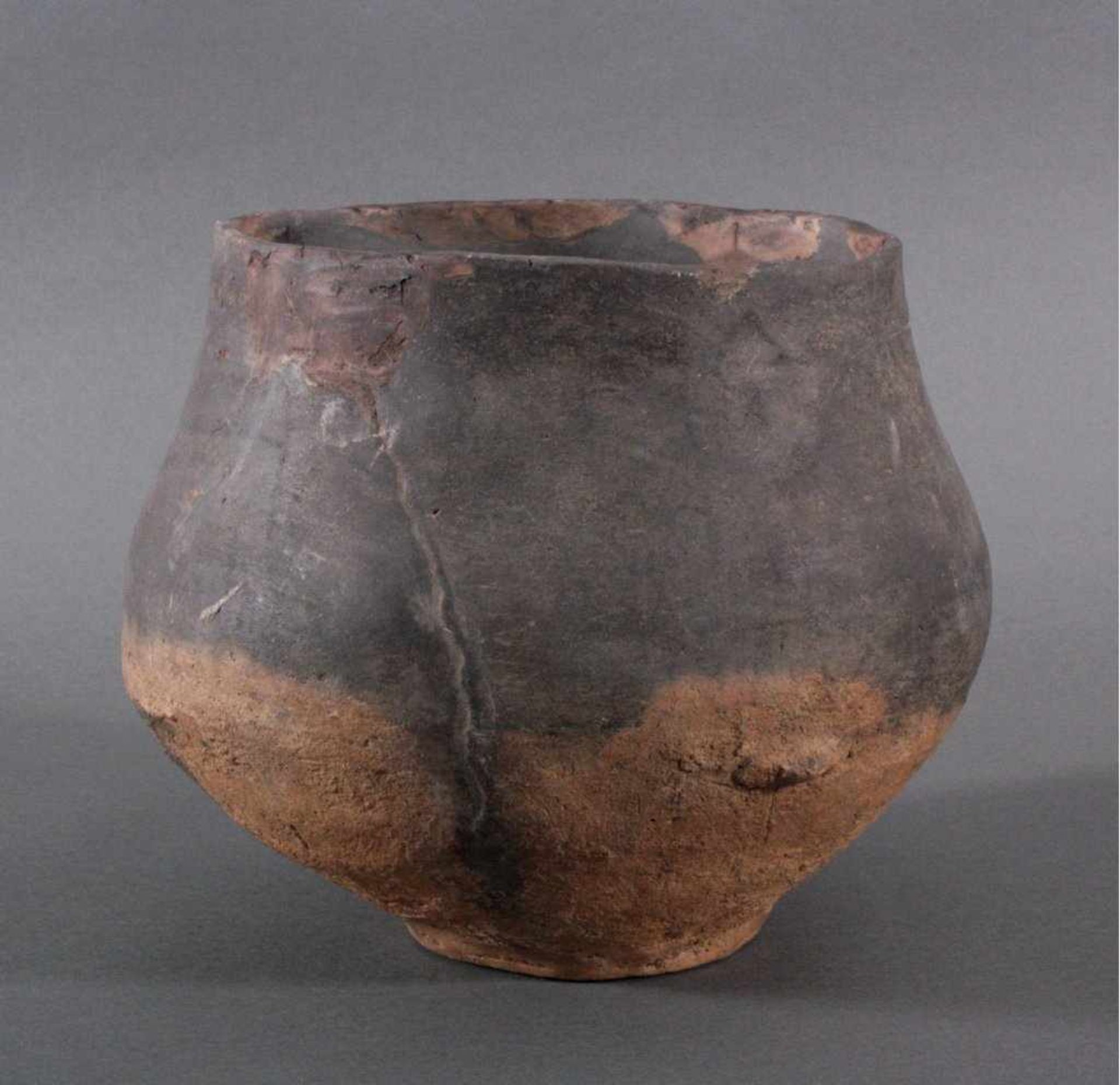 Gefäß der Lausitzer Kultur (900-500 v. Chr.)Große Urne mit 3 aufgesetzten Noppen, Hals - Bild 2 aus 4
