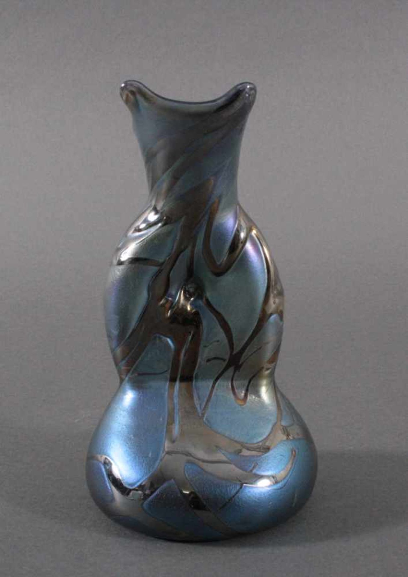 Jugendstil VaseGeschwungene Form. Mundgeblasen, schillernd, irisierend,mit Abriss. Farben: Blau - - Bild 2 aus 3