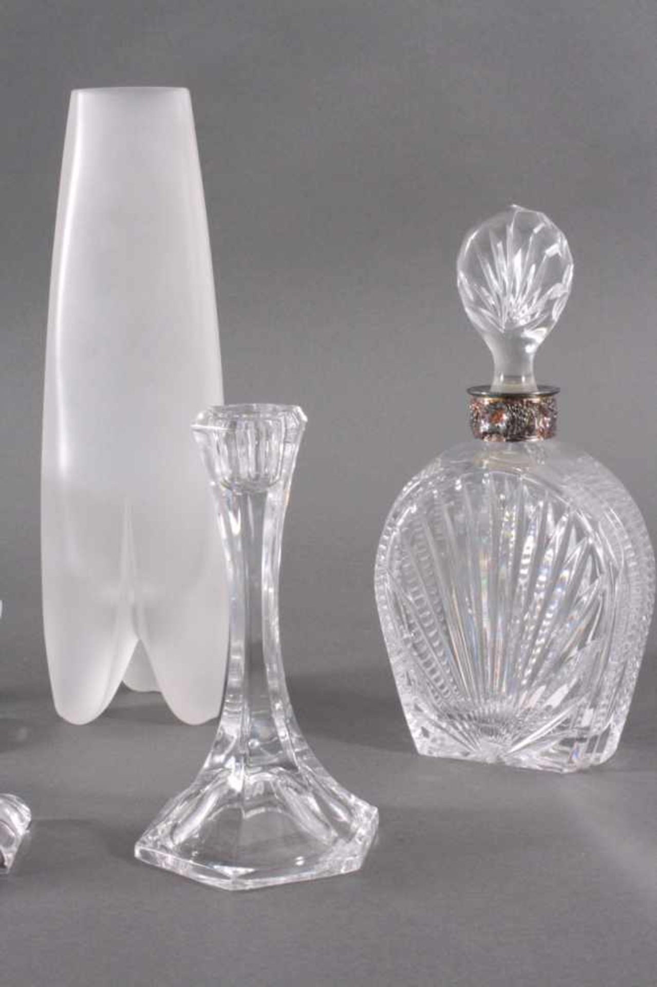 Glas-Accessoires, 8 teiligEine Vase aus Milchglas auf drei Füßen, dreieckige Vase, ca.H-30,5 cm.Eine - Bild 3 aus 3