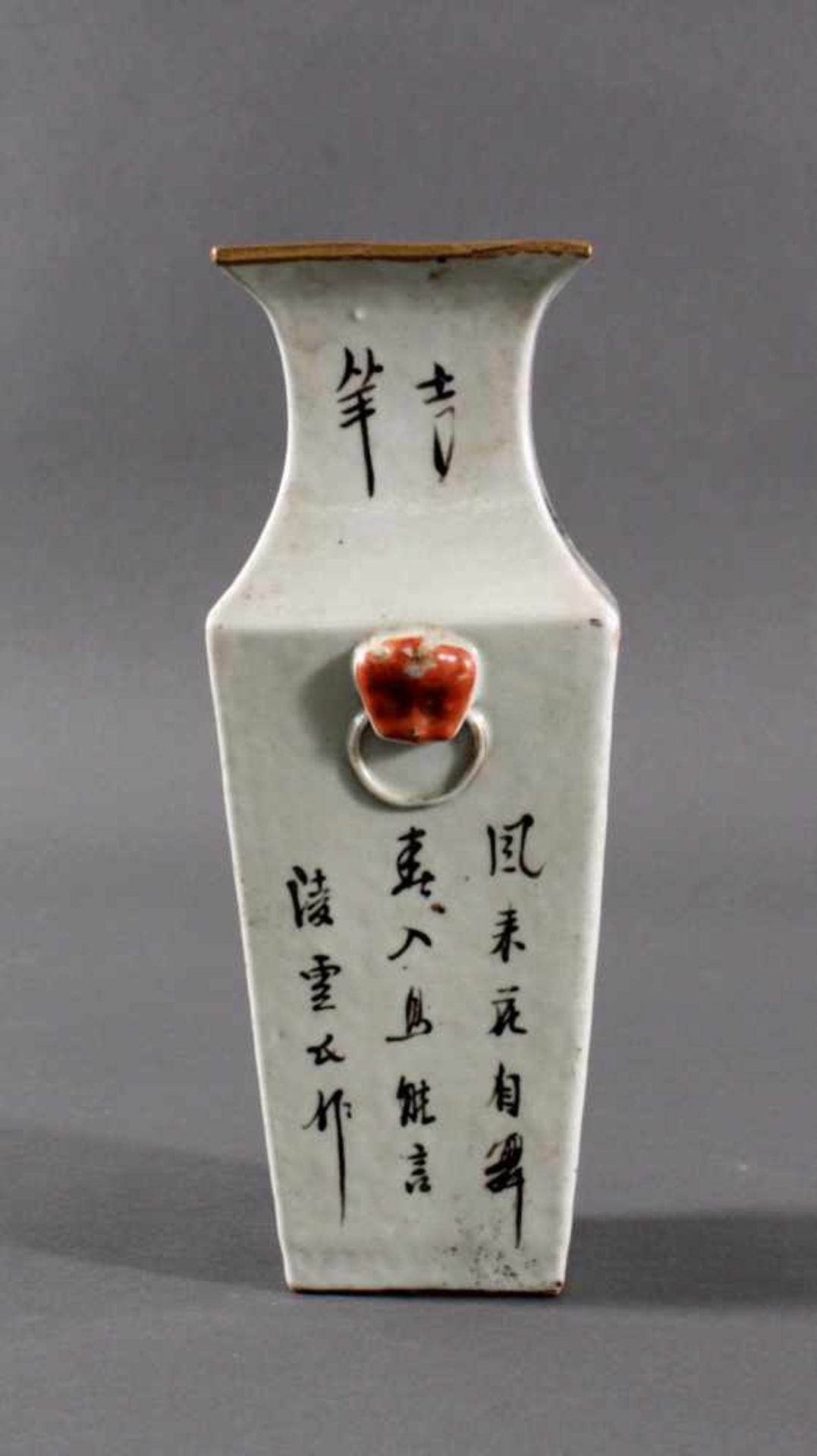 Vase - China 20. Jh.Porzellan, Aufglasurmalerei von Pflanzen- und Vogeldekor.Kalligraphie, - Bild 4 aus 5