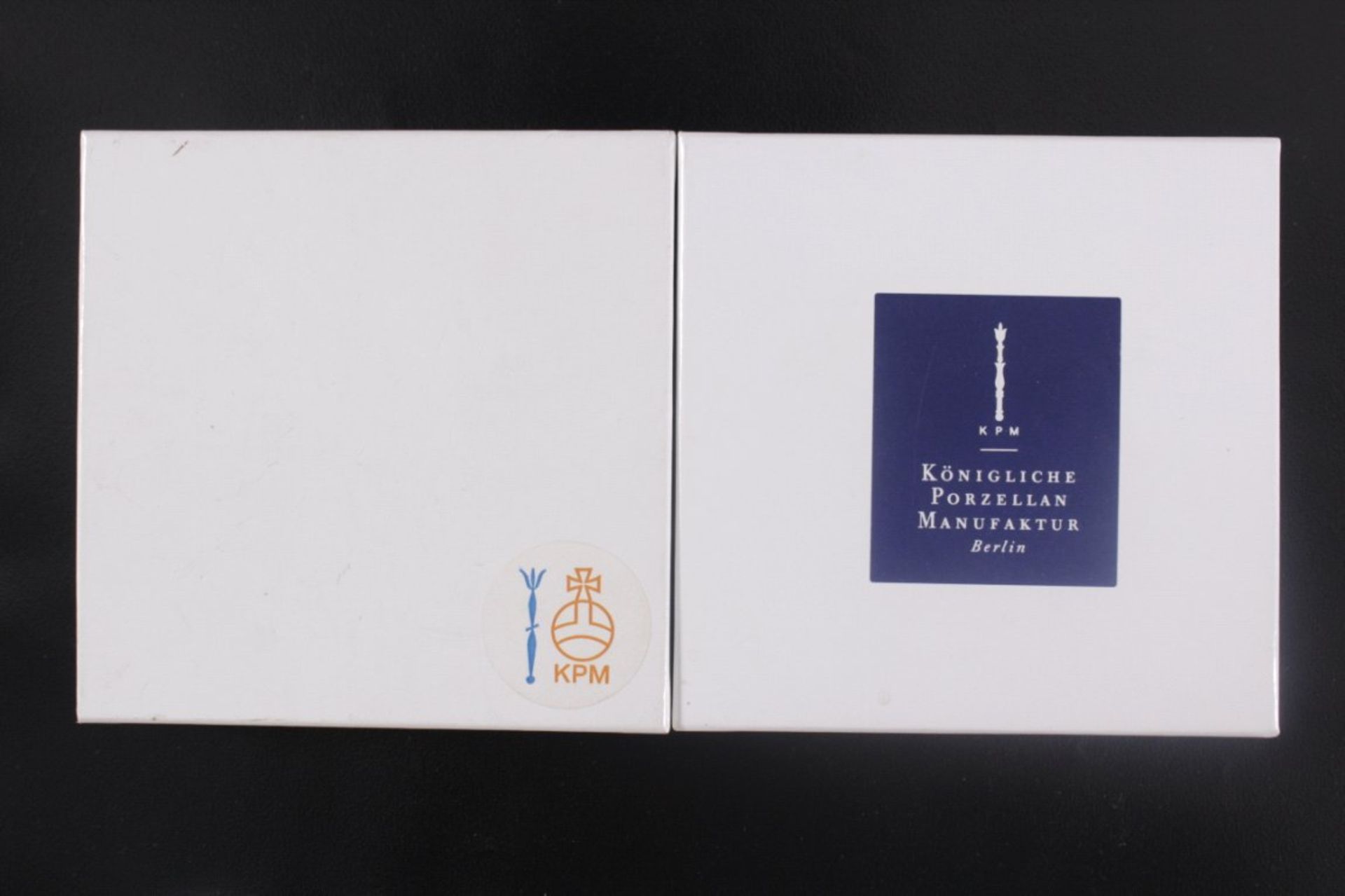 2x KPM Briefbeweschwerer Brandenburger TorWeißporzellan, blaue Zeptermarke, ca. 10 x 9,5 cm, in - Bild 2 aus 2