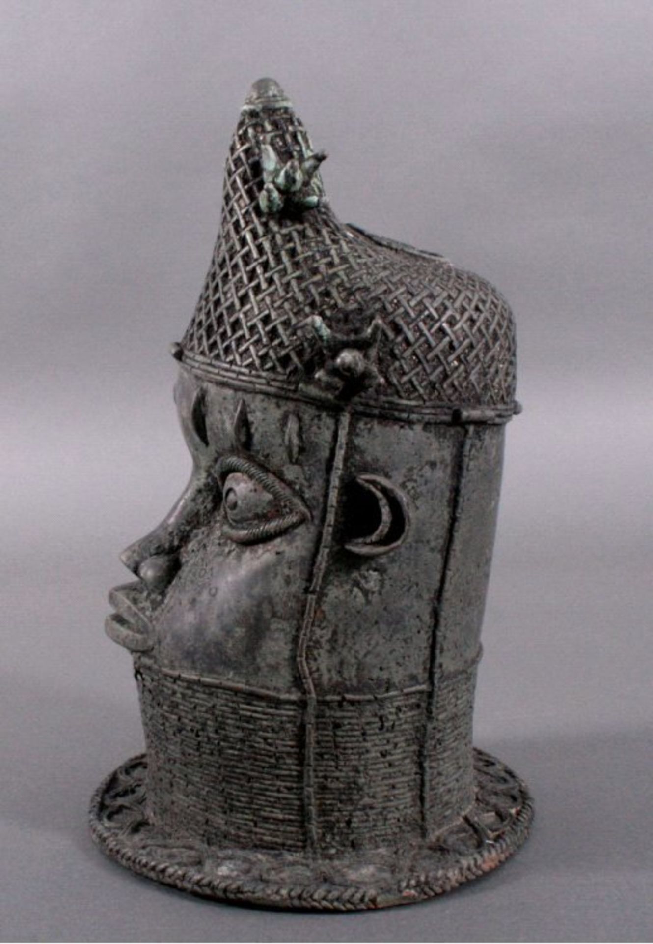 Bronze-Kopf einer Königin Mutter - Ife/Benin/Nigeria um 1920Detailliert ausgearbeiteter Kopf, dunkle - Bild 3 aus 3