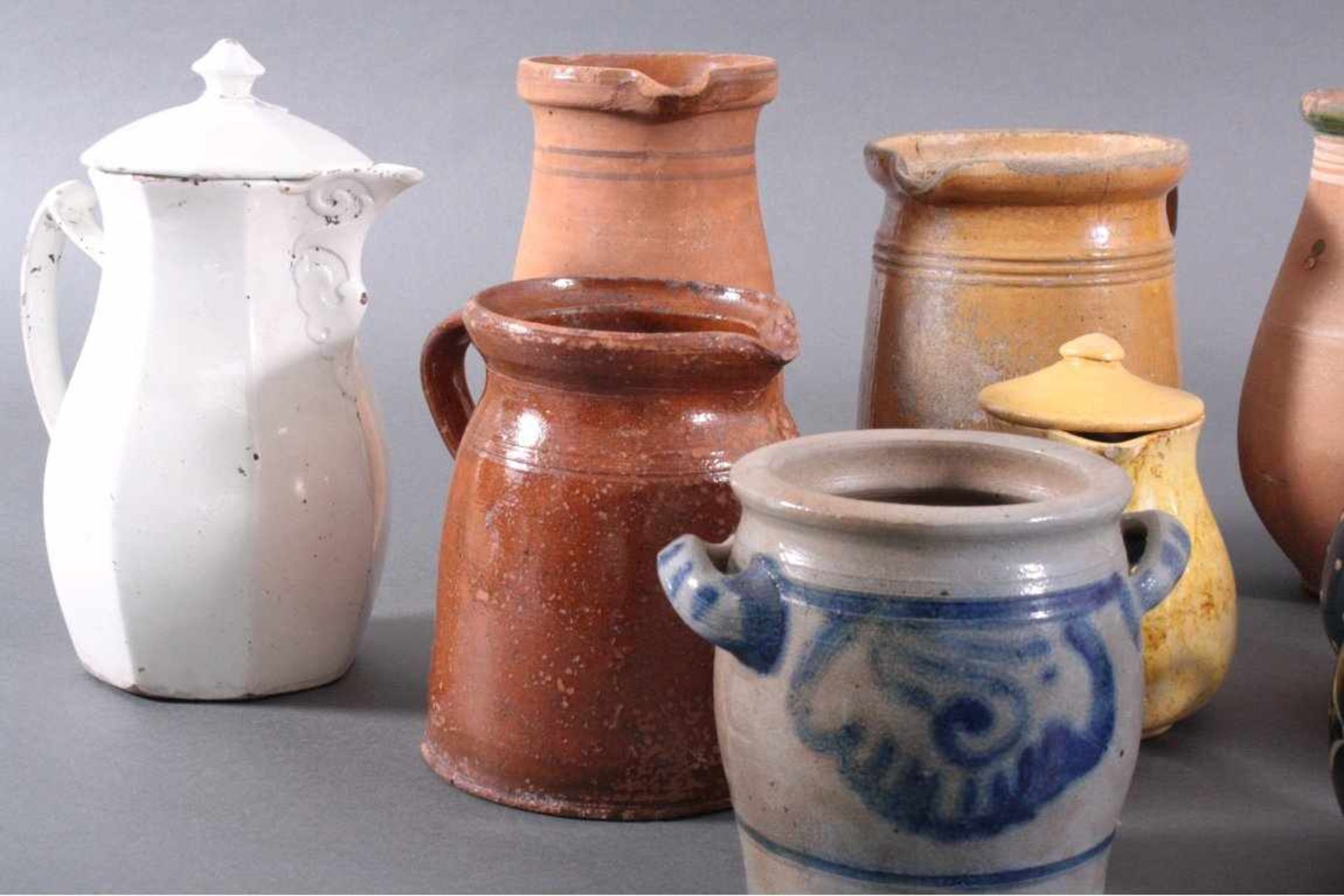 Konvolut Ton- und Keramikgefäße14 Teile, teilweise mit Deckel, dabei auch ein Blautopf.Milchkannen - Image 2 of 3