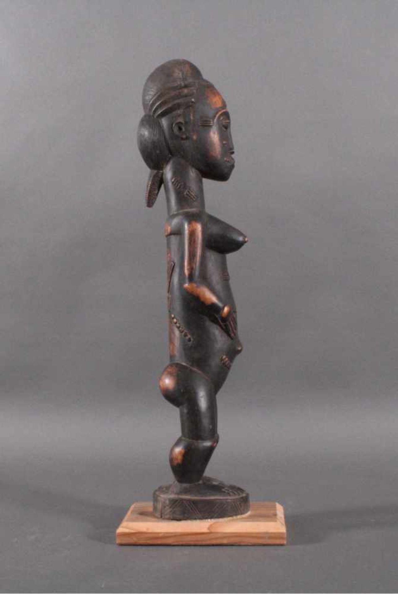 Figur der Baule, Elfenbeinküste 1. Hälfte 20. Jh.Anthropomorphe stehende Figur eines Asie-usu- - Image 3 of 4