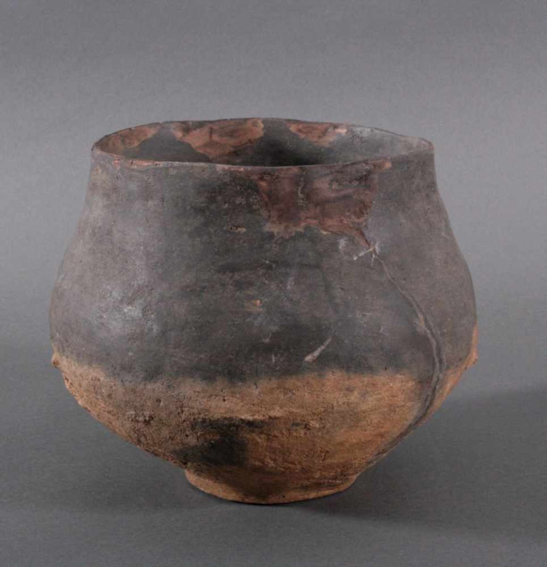 Gefäß der Lausitzer Kultur (900-500 v. Chr.)Große Urne mit 3 aufgesetzten Noppen, Hals - Bild 3 aus 4