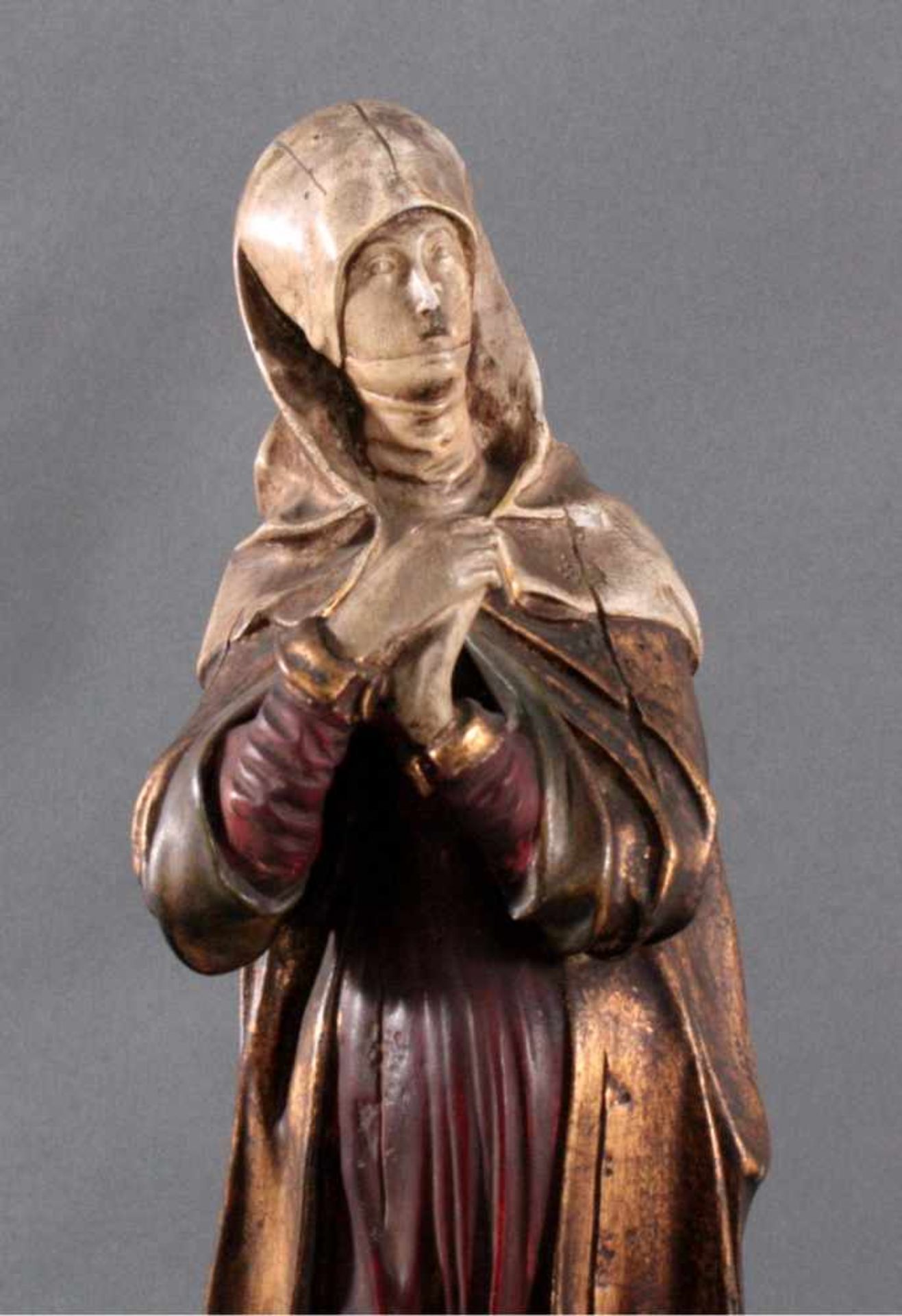 Betende Heilige Anna, Schwanger, 20. Jh.Gipsfigur. Auf Rundsockel die stehende Heiligenfigur, - Bild 2 aus 4