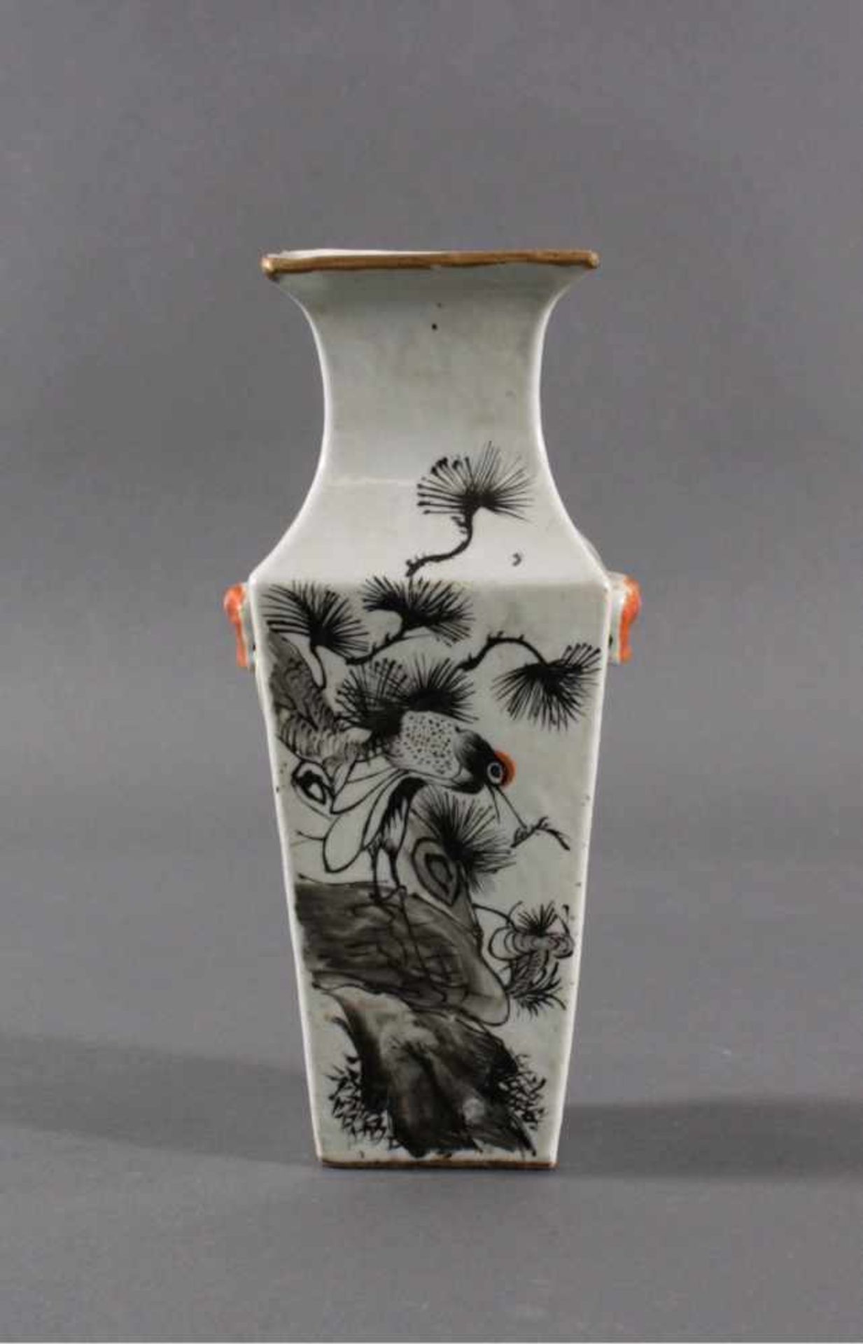 Vase - China 20. Jh.Porzellan, Aufglasurmalerei von Pflanzen- und Vogeldekor.Kalligraphie, - Bild 3 aus 5