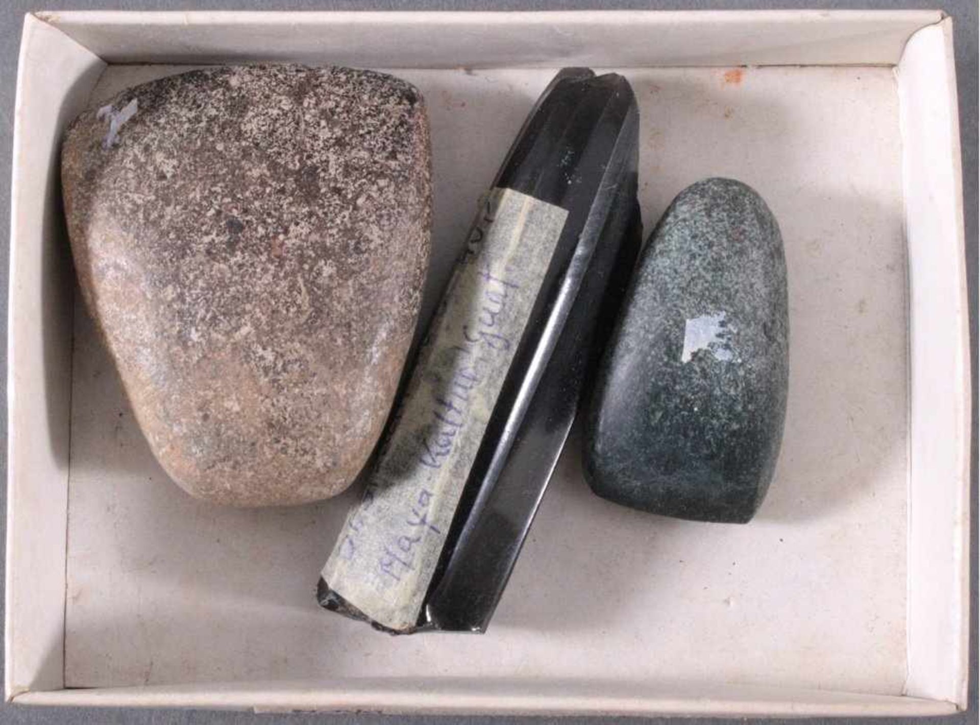 Mayakultur, Obsidian Abschlagskern und 2 Steinbeileca. L- 4,5 cm bis 8 cm