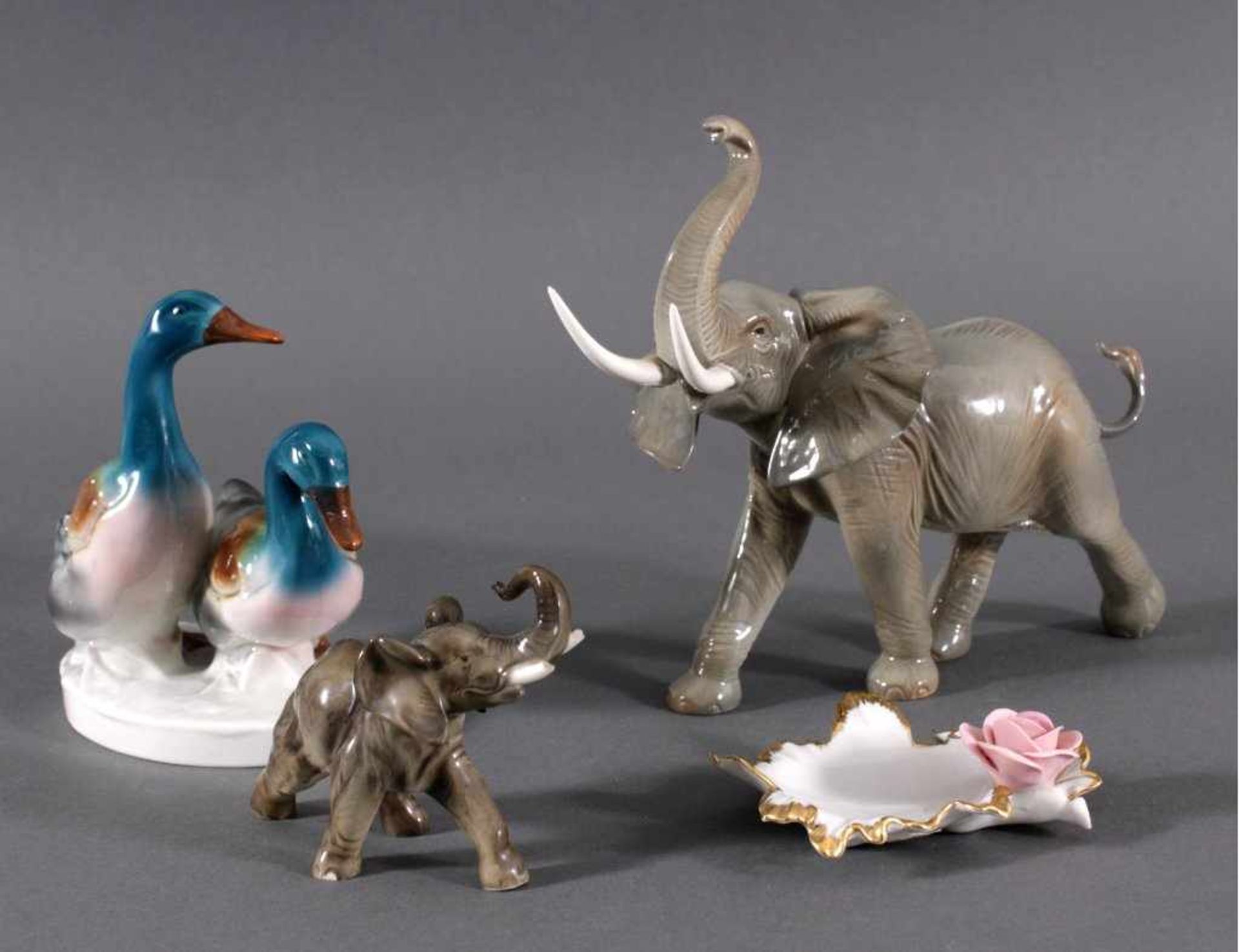 3 Skulpturen und 1 Anbietschale, Porzellan1 Goebel Elefant, aus der Serie Serengeti, am Bauch