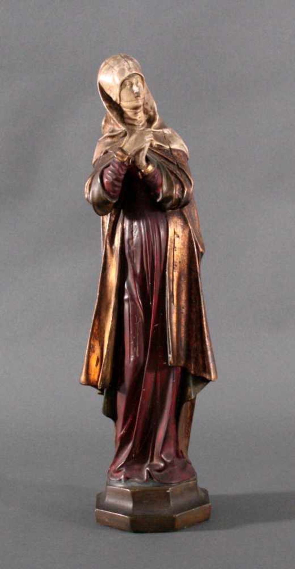 Betende Heilige Anna, Schwanger, 20. Jh.Gipsfigur. Auf Rundsockel die stehende Heiligenfigur,