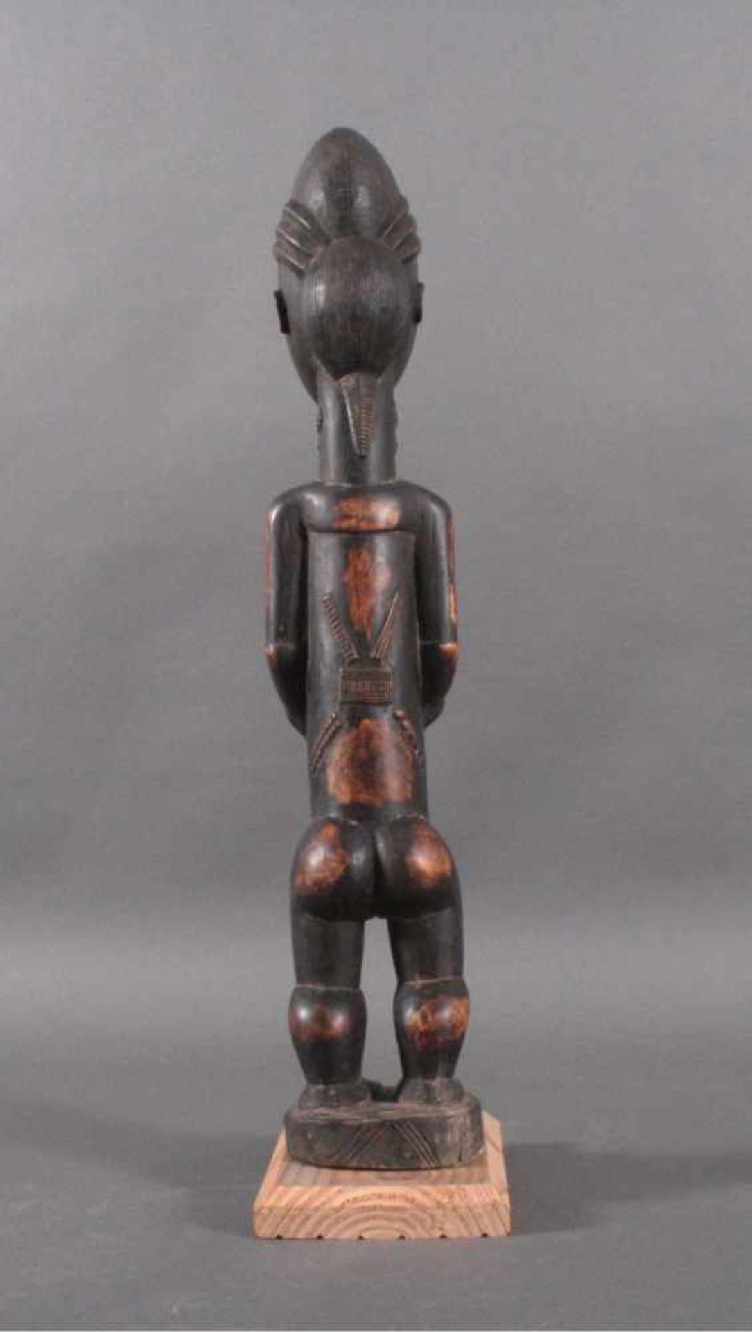Figur der Baule, Elfenbeinküste 1. Hälfte 20. Jh.Anthropomorphe stehende Figur eines Asie-usu- - Image 2 of 4