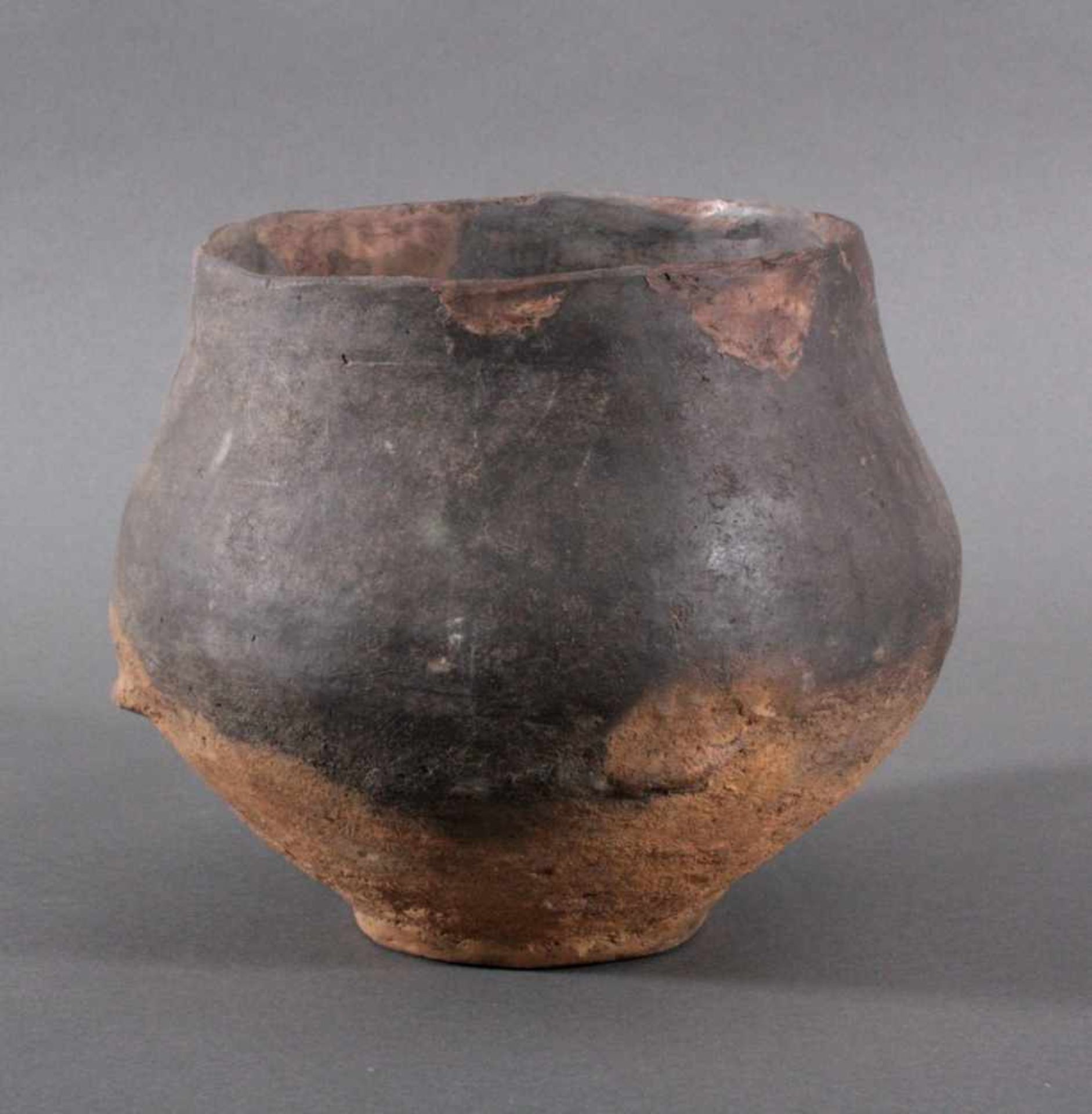 Gefäß der Lausitzer Kultur (900-500 v. Chr.)Große Urne mit 3 aufgesetzten Noppen, Hals