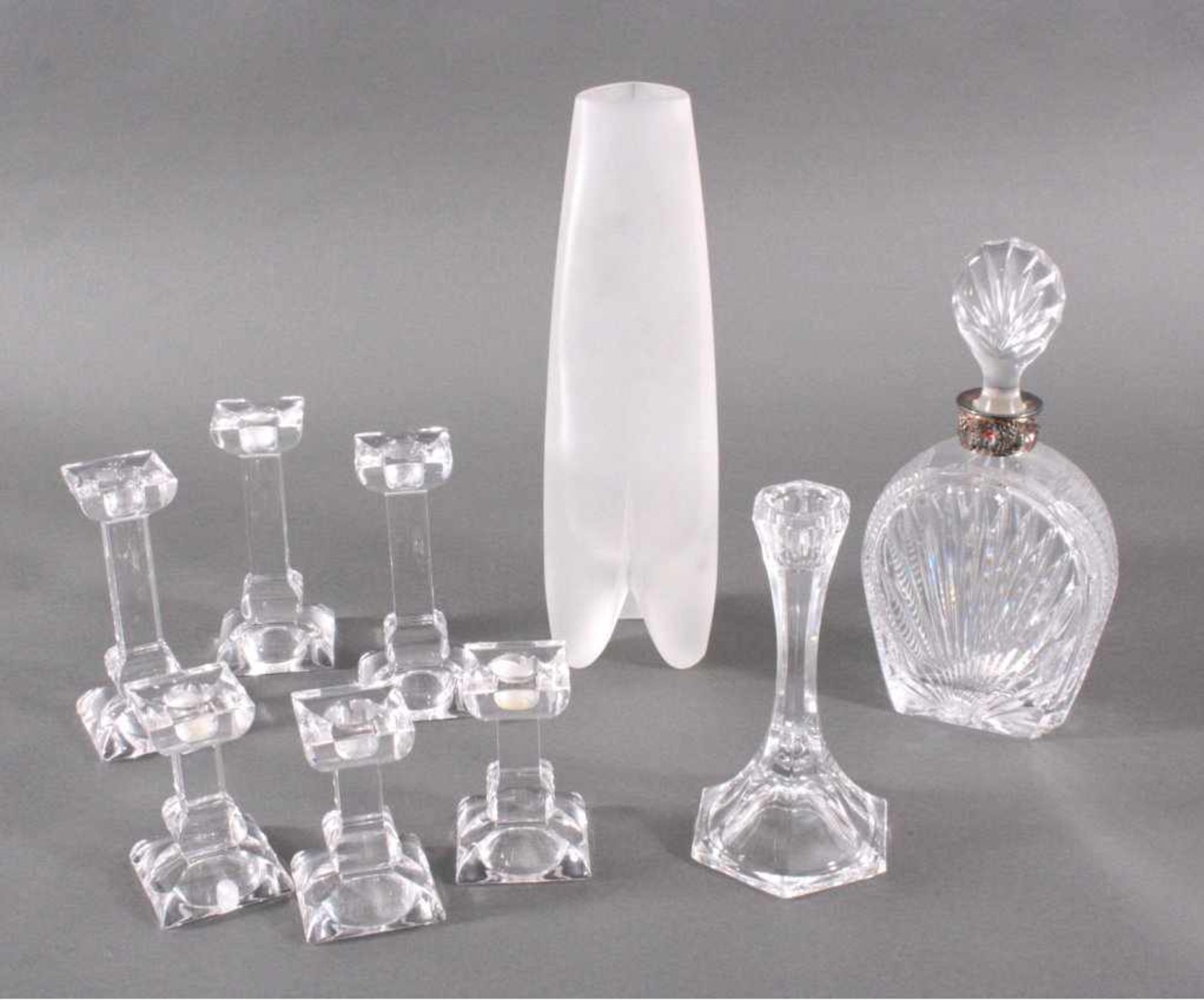 Glas-Accessoires, 8 teiligEine Vase aus Milchglas auf drei Füßen, dreieckige Vase, ca.H-30,5 cm.Eine