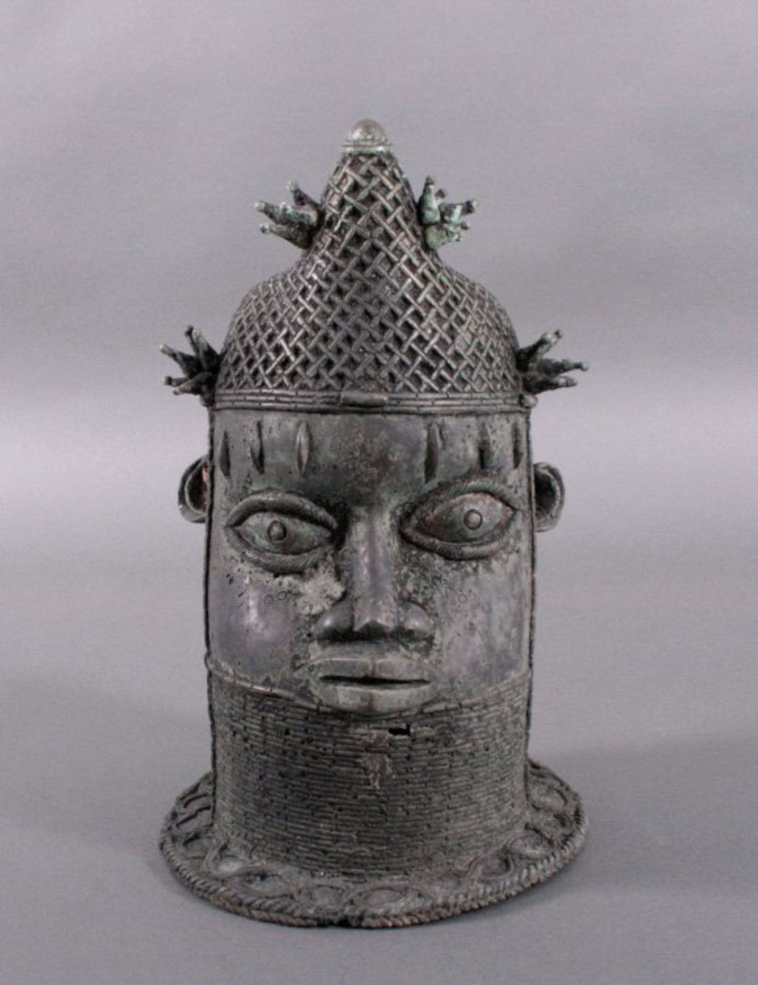 Bronze-Kopf einer Königin Mutter - Ife/Benin/Nigeria um 1920Detailliert ausgearbeiteter Kopf, dunkle