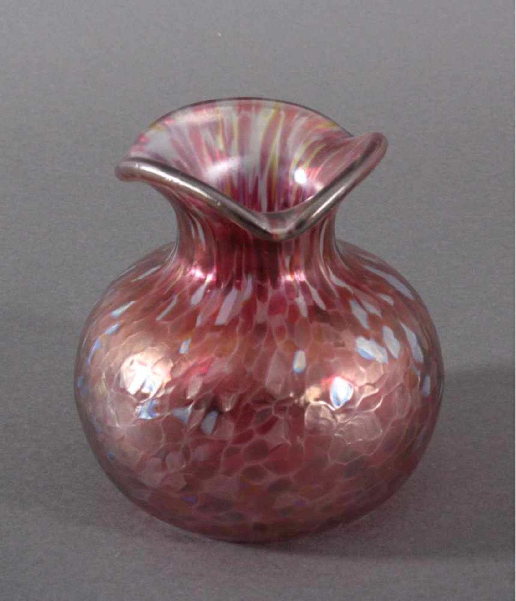 Poschinger GlasvaseKlarglas, eingeschmolzene Farbe, Außenrand inCraquelé-Optik, Abriessnarbe, ca.