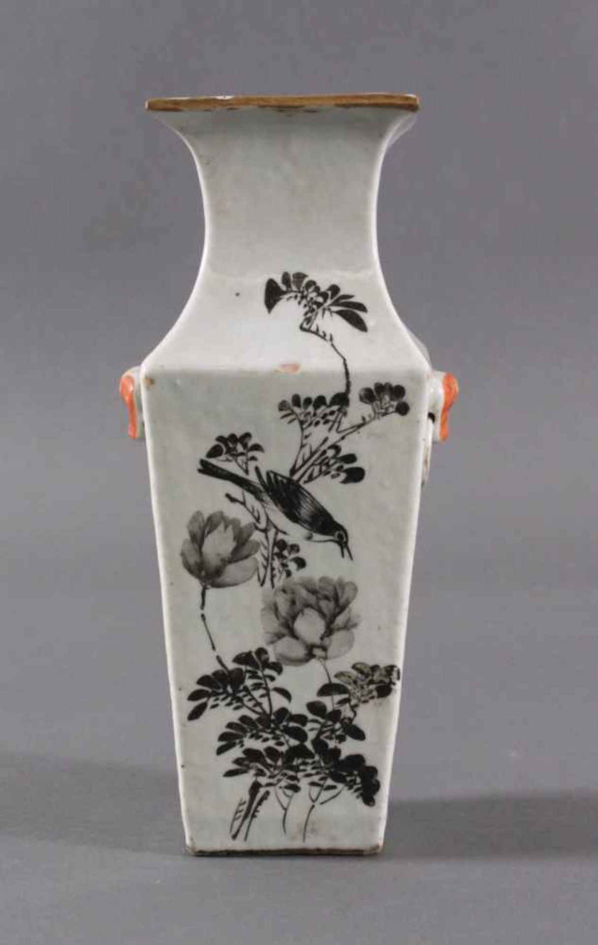Vase - China 20. Jh.Porzellan, Aufglasurmalerei von Pflanzen- und Vogeldekor.Kalligraphie,
