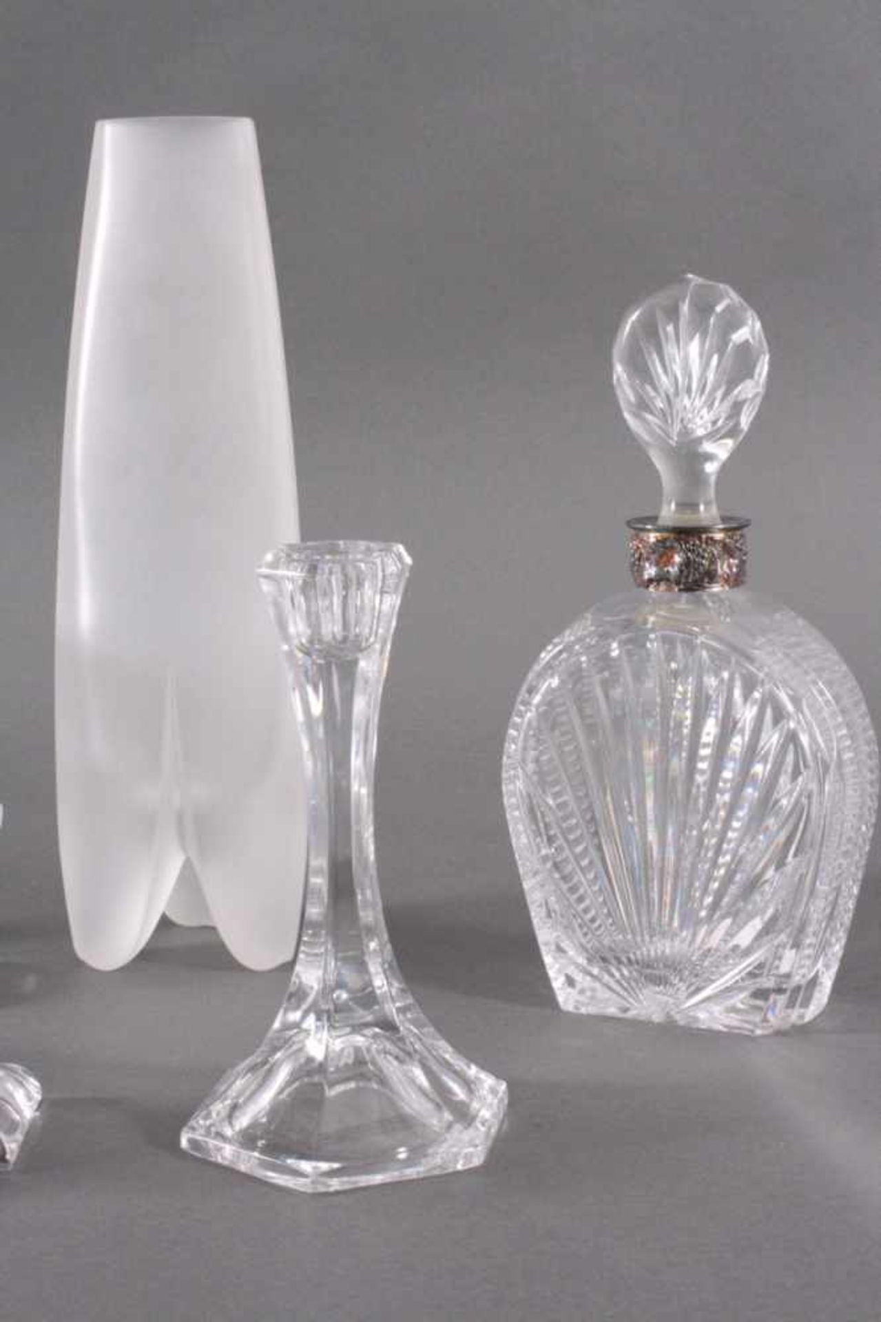 Glas-Objekten, 9 teiligEine Vase aus Milchglas auf drei Füßen, dreieckige Vase, ca.H-30,5 cm.Eine - Bild 3 aus 3