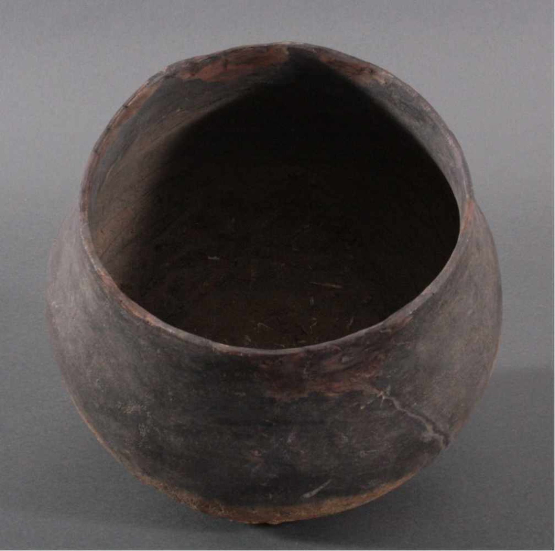 Gefäß der Lausitzer Kultur (900-500 v. Chr.)Große Urne mit 3 aufgesetzten Noppen, Hals - Bild 4 aus 4
