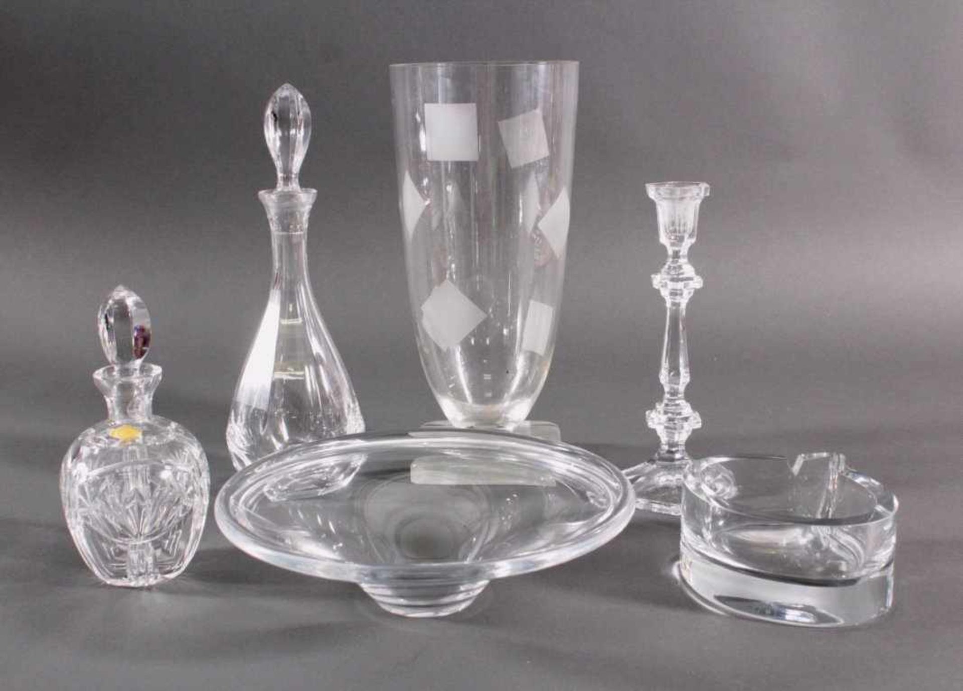 Konvolut edles Glas, Bleikristall1 kleine Karaffe, handgeschliffenes Dekor, ca. H- 21 cm.1 runde