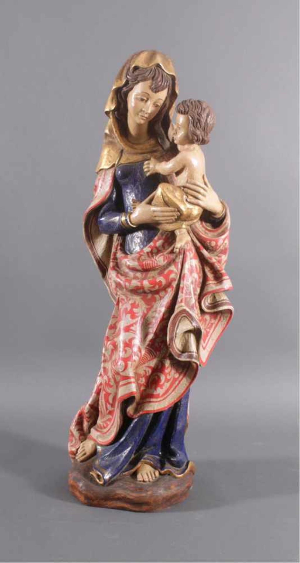 Holzskulptur, Madonna mit KindAus dem Vollholz geschnitzt, farbig gefasst, ca. Höhe 88 cm