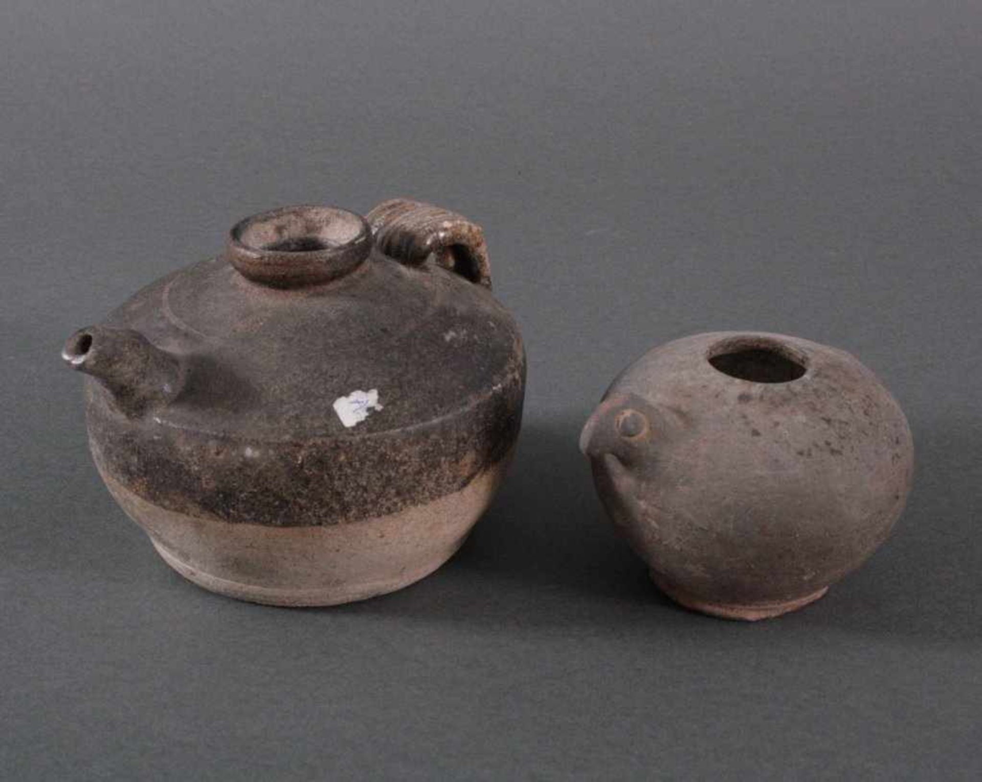 2 Kleine Vorratsgefäße, Angkor-Periode 12./13. Jh.Kambodscha, Ton mit brauner Glasur,ca. H- 7cm